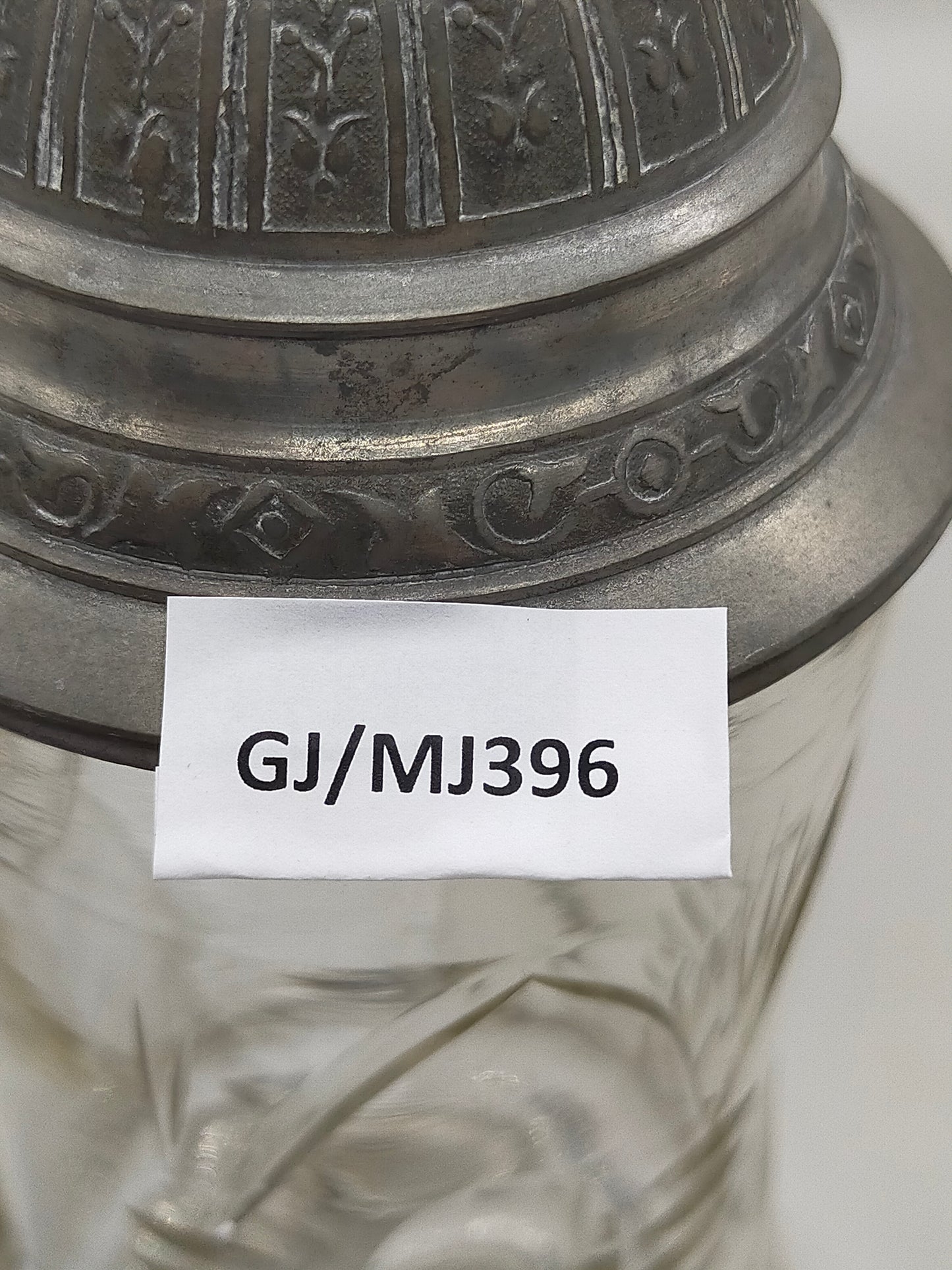 Antiker Glas Krug mit Zinndeckel Klassisches Design