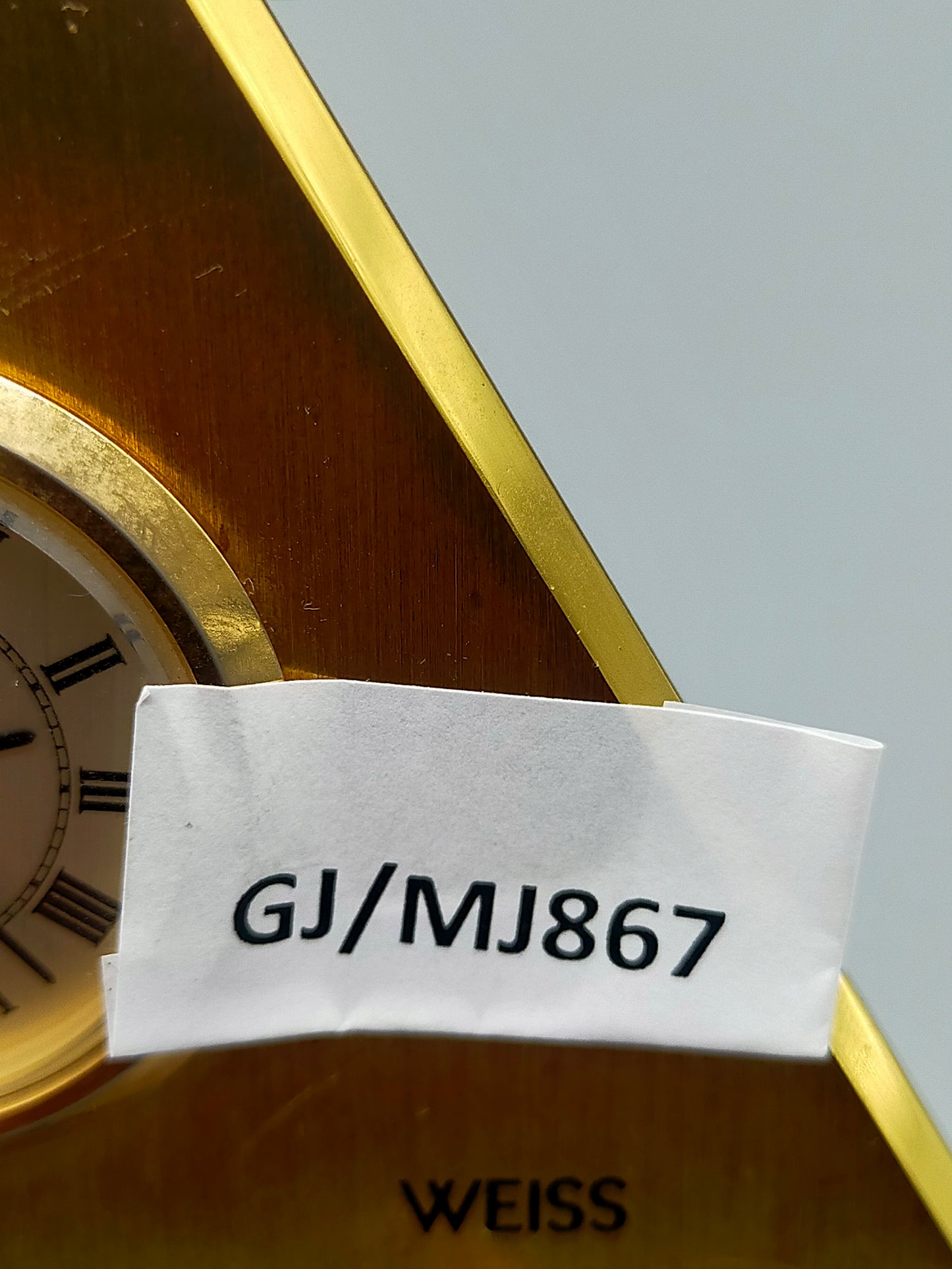 Exklusive Weiss Tisch Uhr aus Messing Dreieckiges Vintage Design
