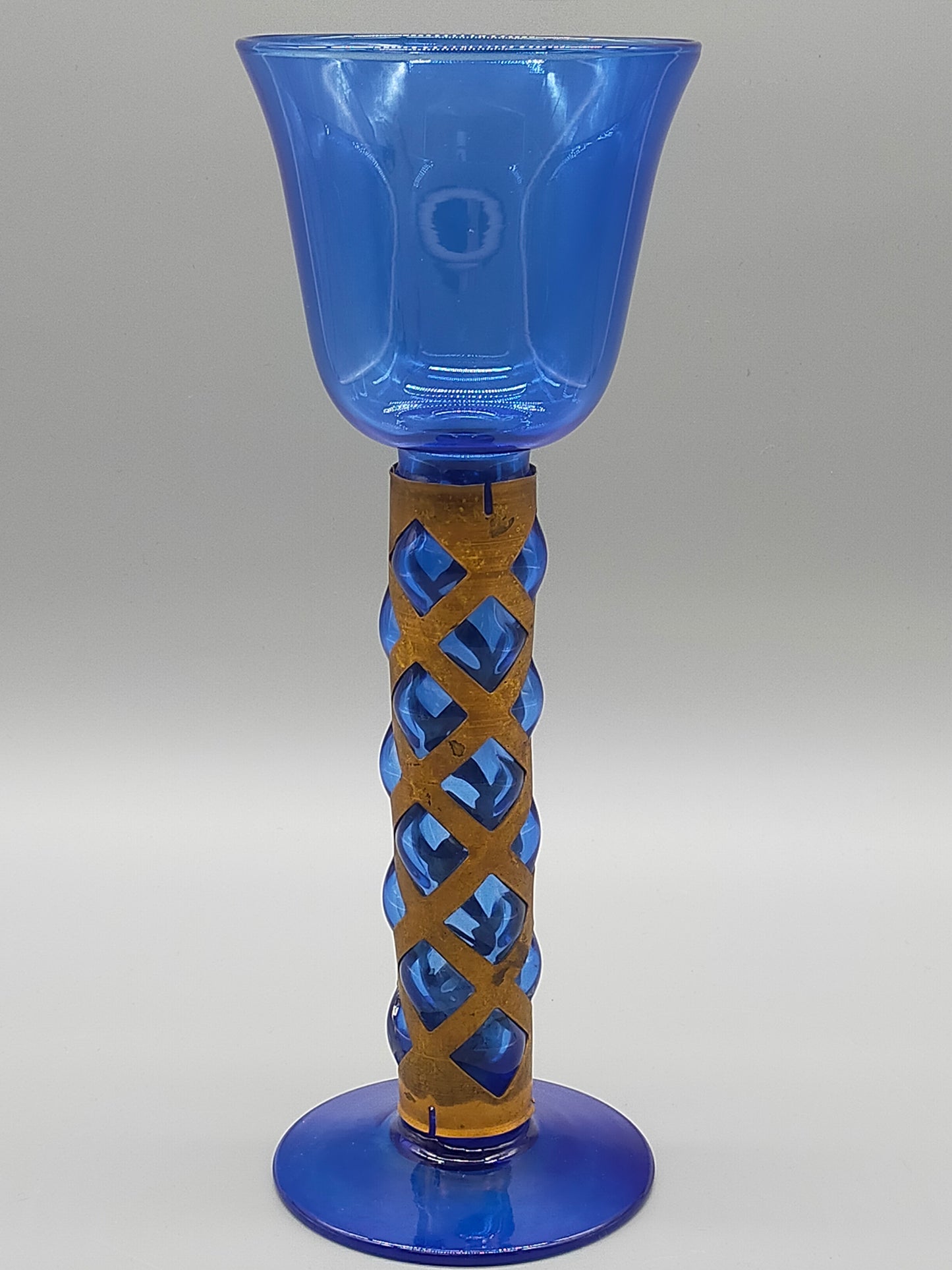 Blauer Glas Kelch mit Messing Spirale Kunstvoller Pokal