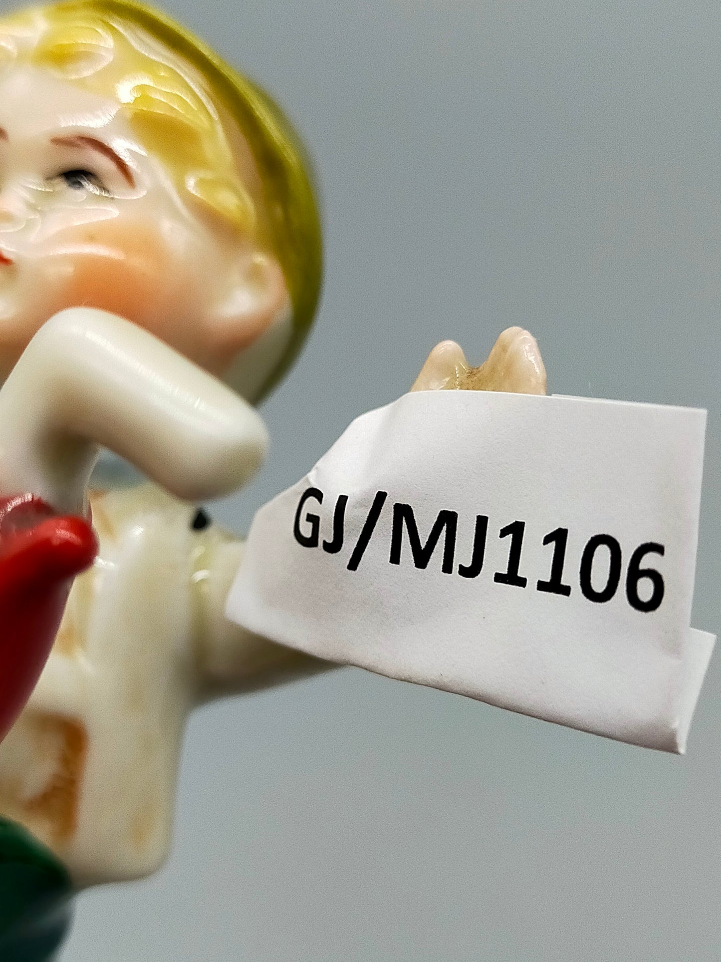 Vintage Porzellan Figur Wanderjunge mit Regenschirm Klassisches Design