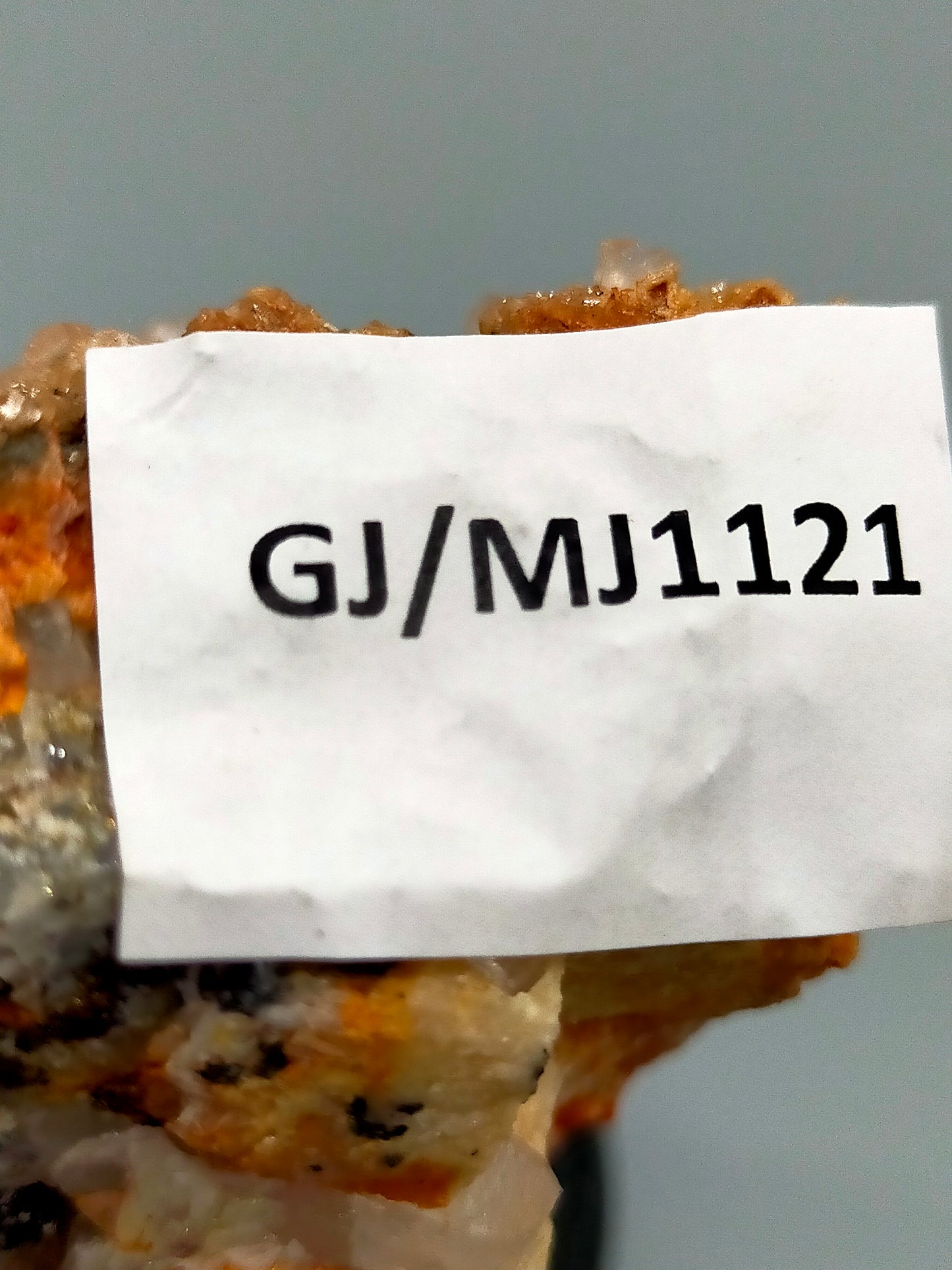 Faszinierende Mineralienstufe mit Bergkristall Sulfidmineralen