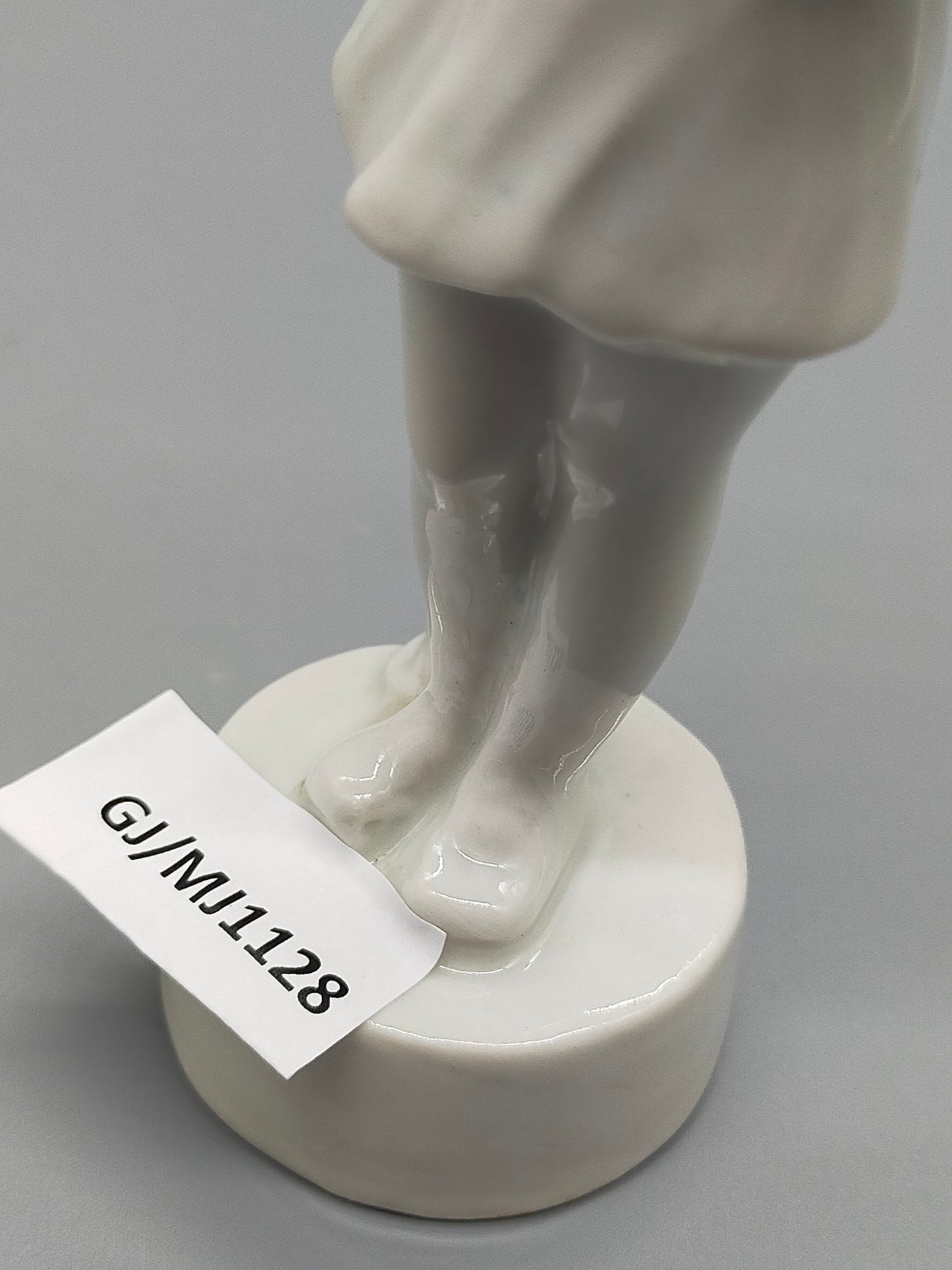 Vintage Porzellan Figur Elegantes Mädchen in weißem Kleid