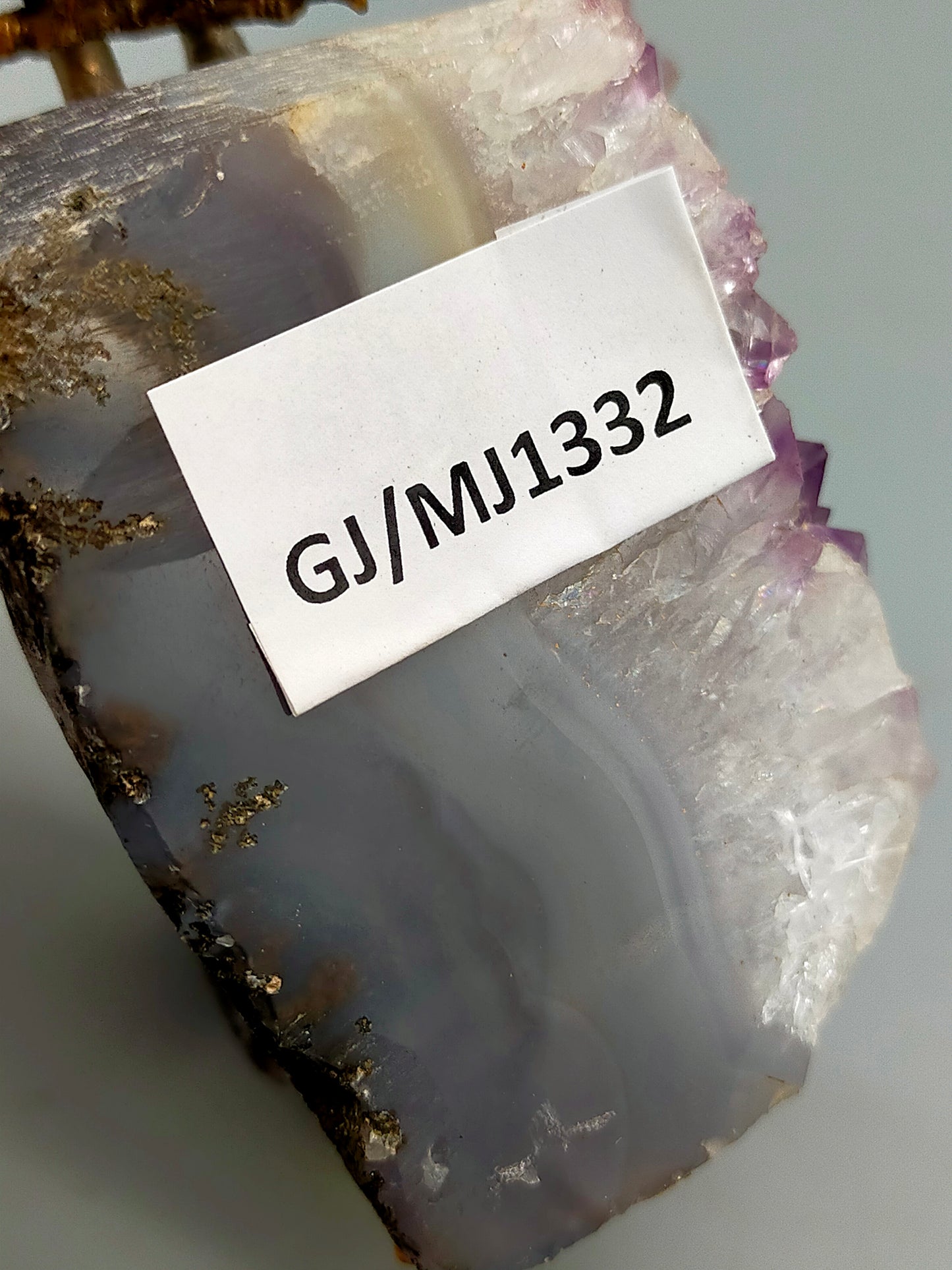 Edle Edelstein Vogelfigur auf Amethystdruse – Handgearbeitete Kunst aus Rio