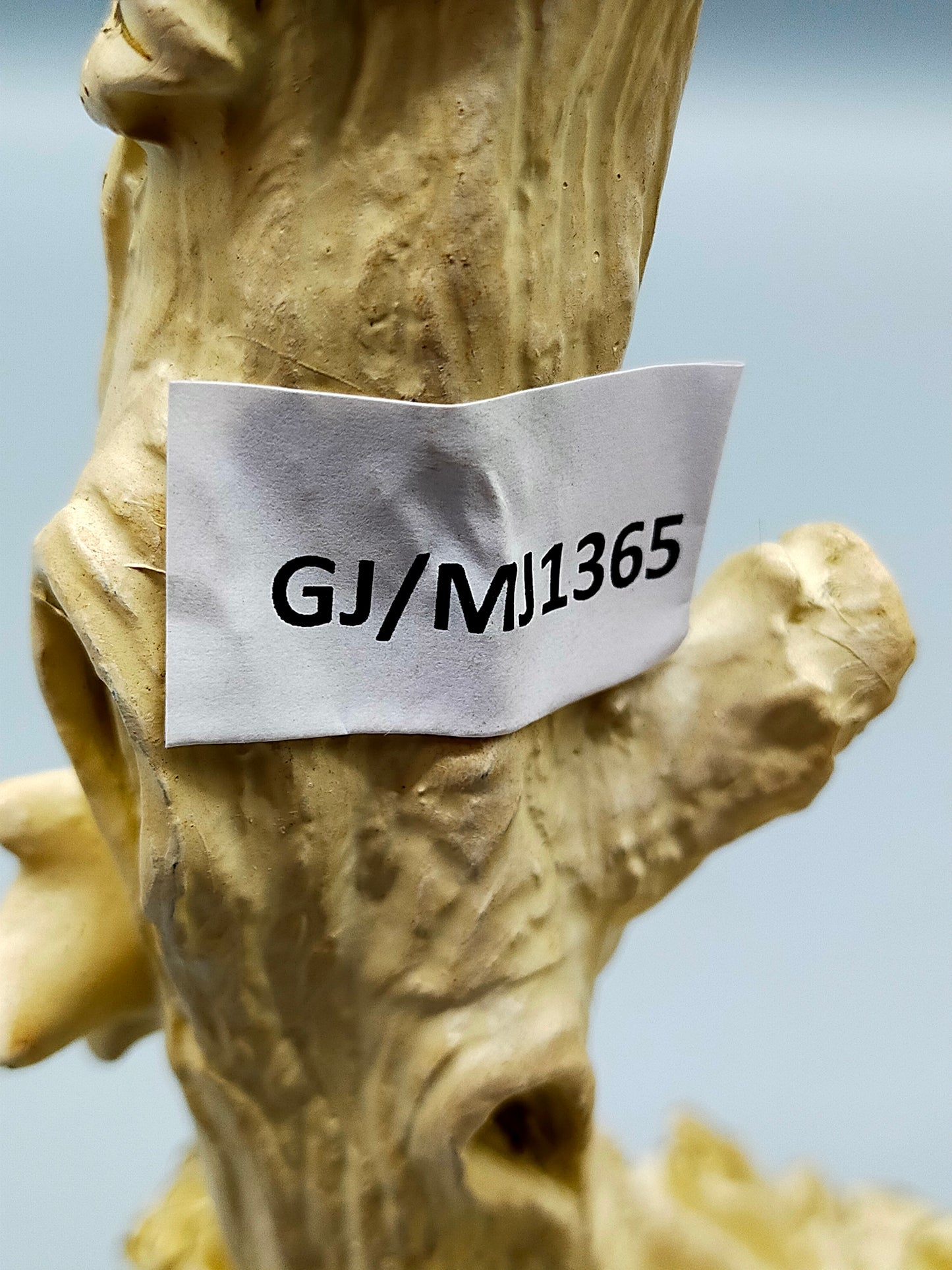 Bezaubernde Feenfigur auf Schaukel Romantische Dekoration
