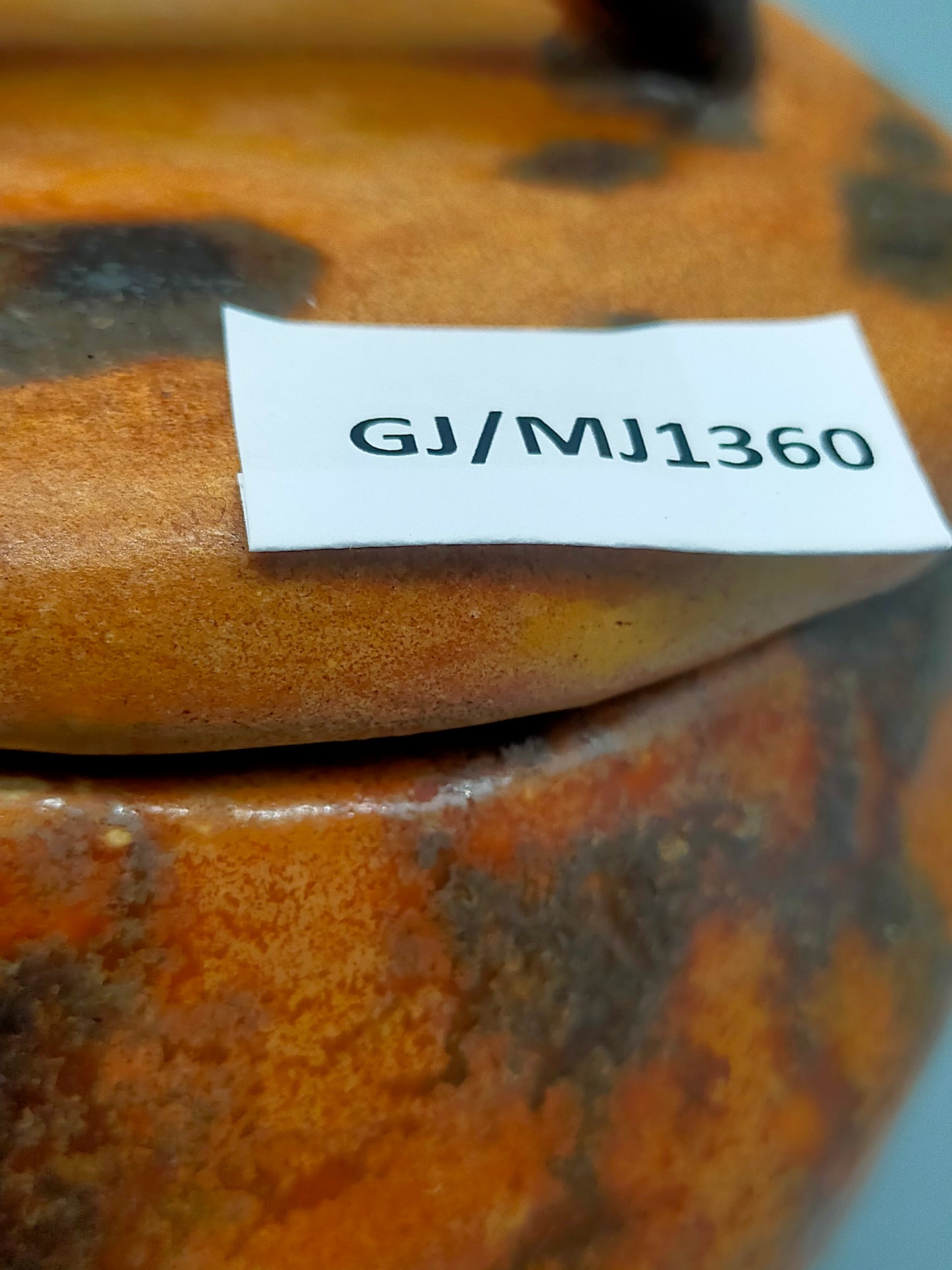 Rustikales Keramikgefäß mit Deckel – Handgefertigte Dose