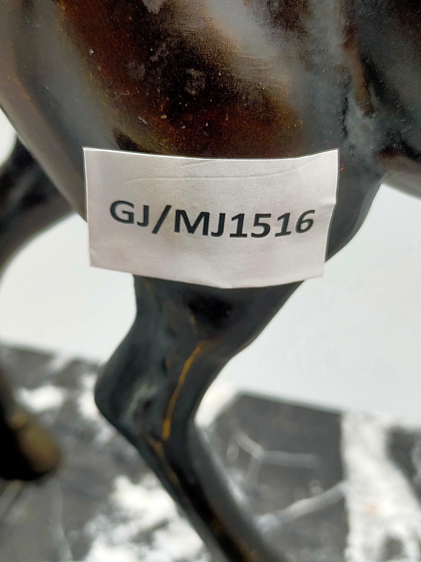 Elegante Bronze Skulptur – Edles Pferd auf Marmorsockel