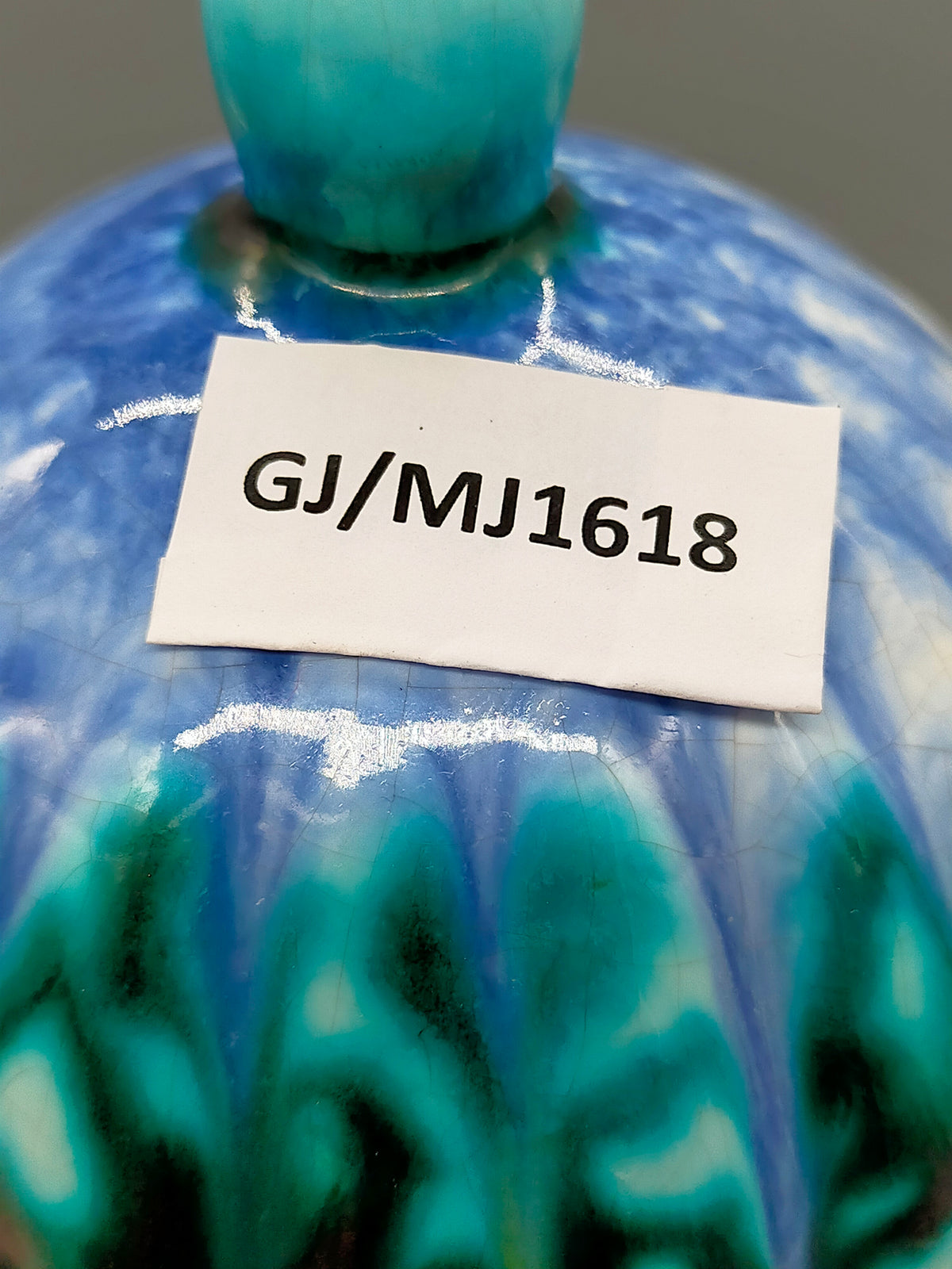 Antike Deckelvase – Dekoratives Gefäß mit polychromer Schmelzglasur