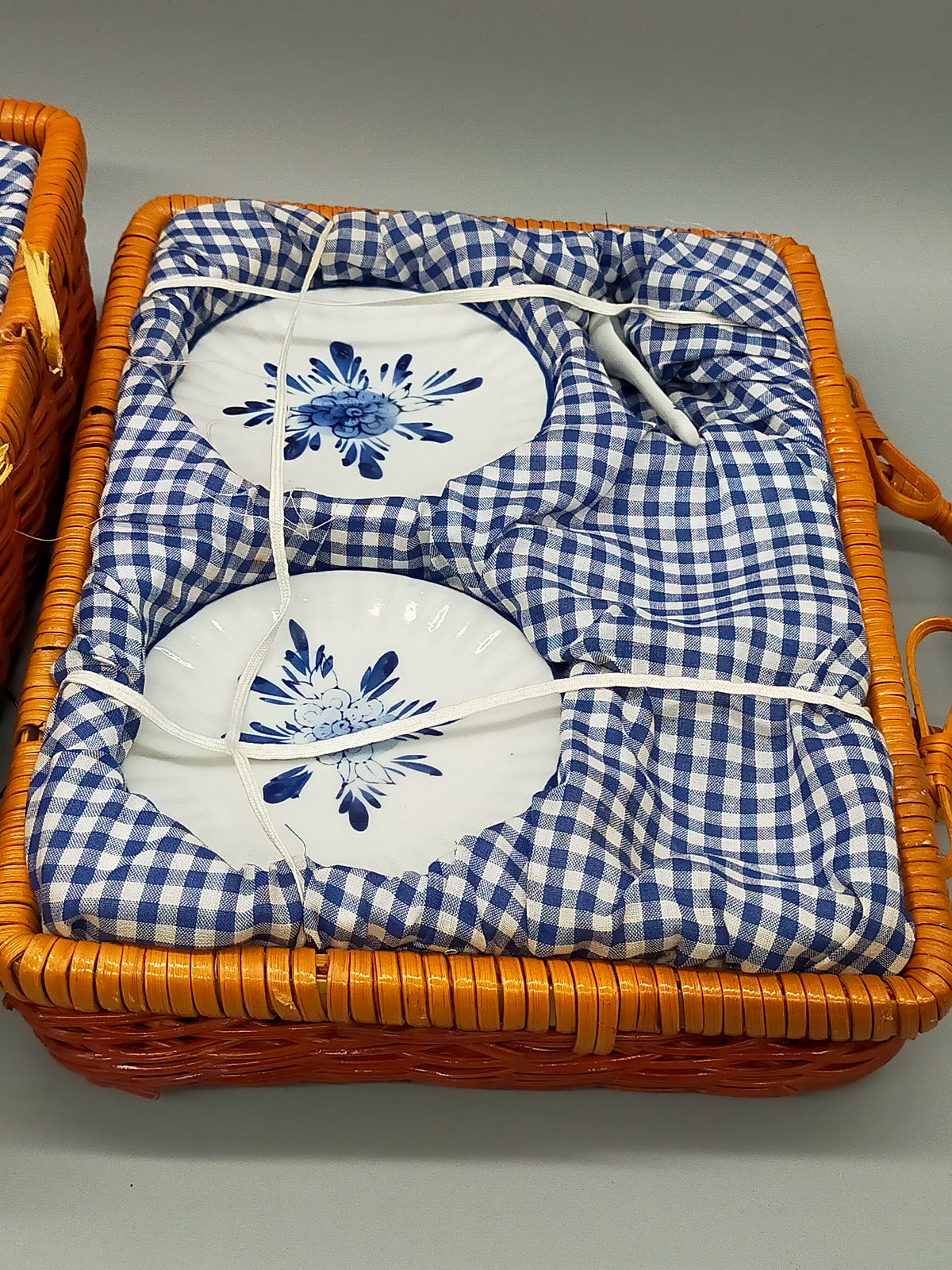 Delft Blauw Miniatur-Teegeschirr im Weidenkoffer – Handbemalt