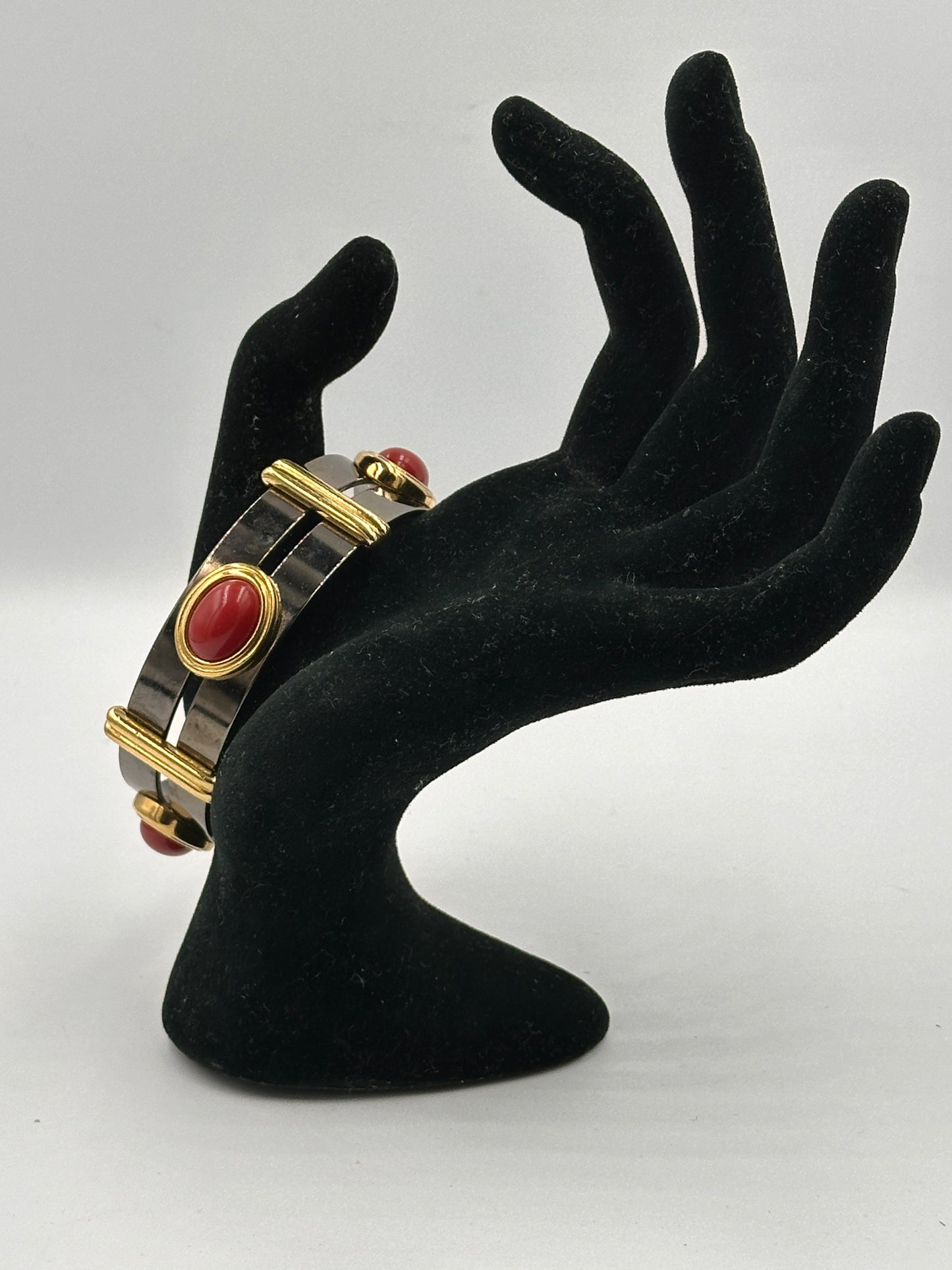 Vintage Monet Armreif mit vergoldeten Akzenten und roten Edelsteinen