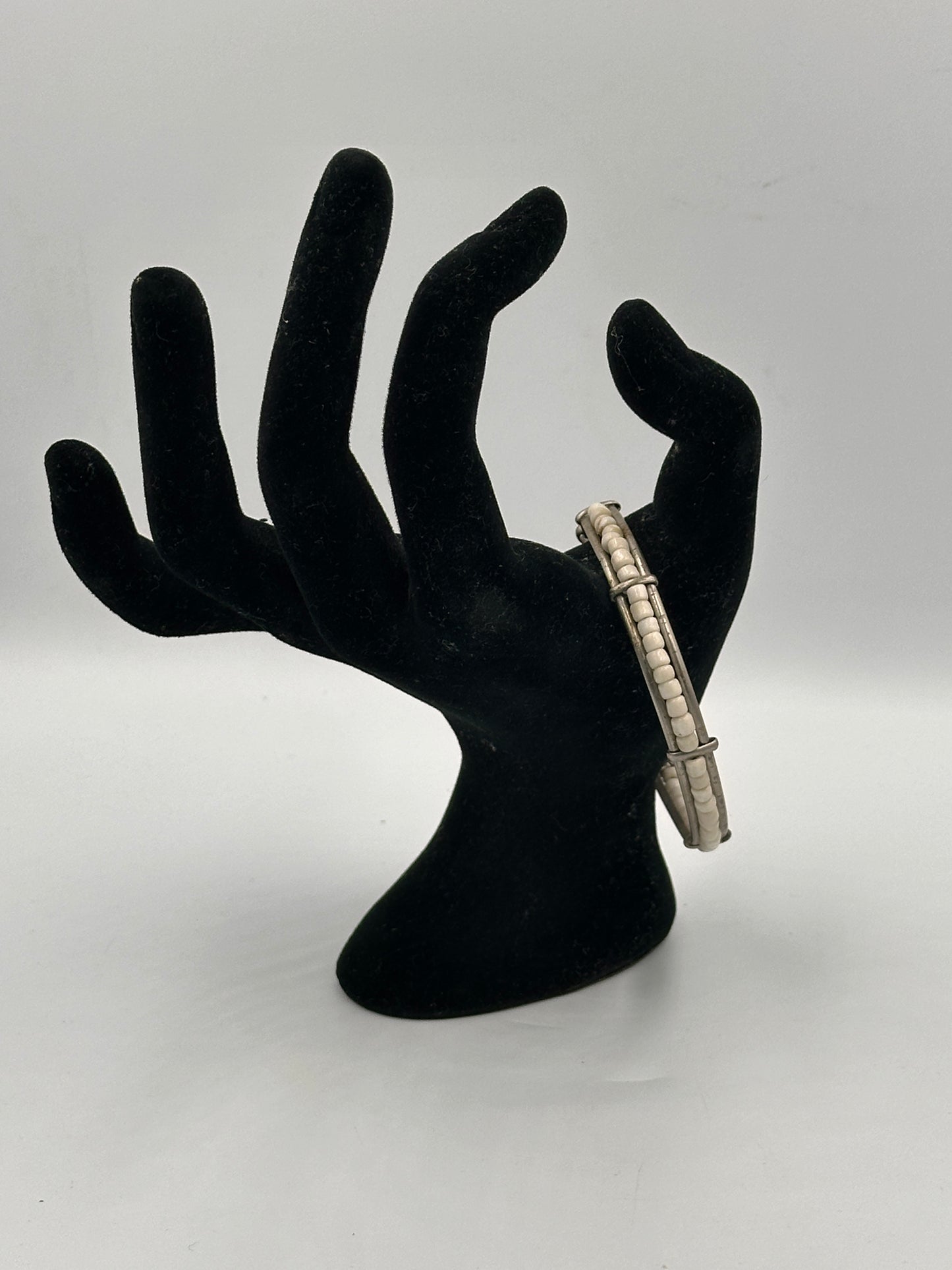 Vintage Armreif Armband mit weißen Perlen, versilbert