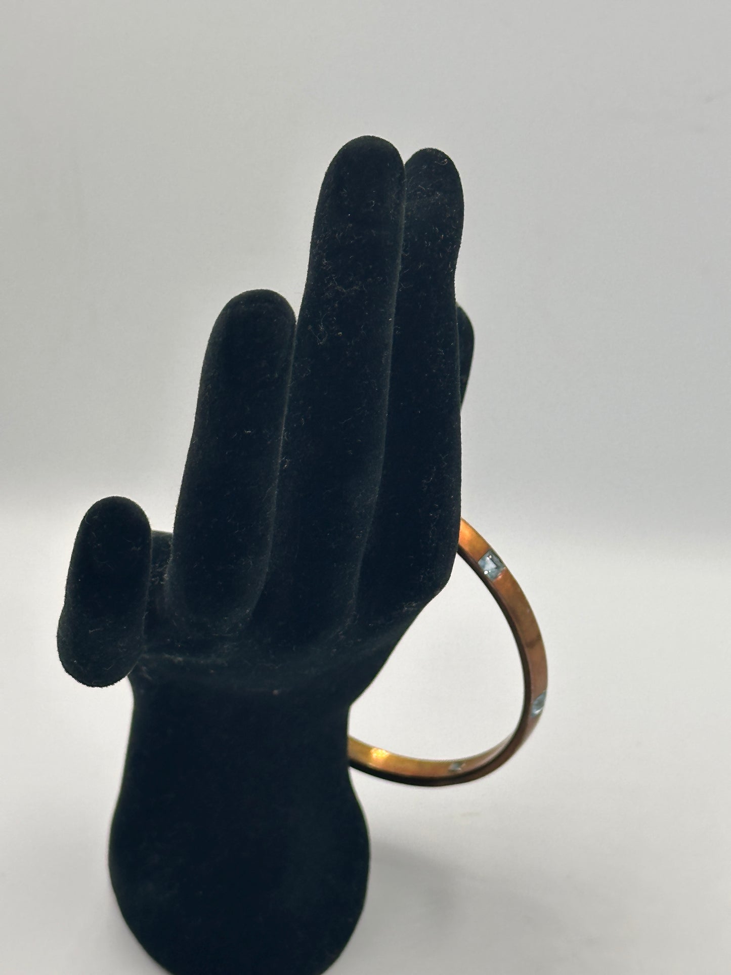 Eleganter vergoldeter Vintage-Armreif mit hellblauen Steinen