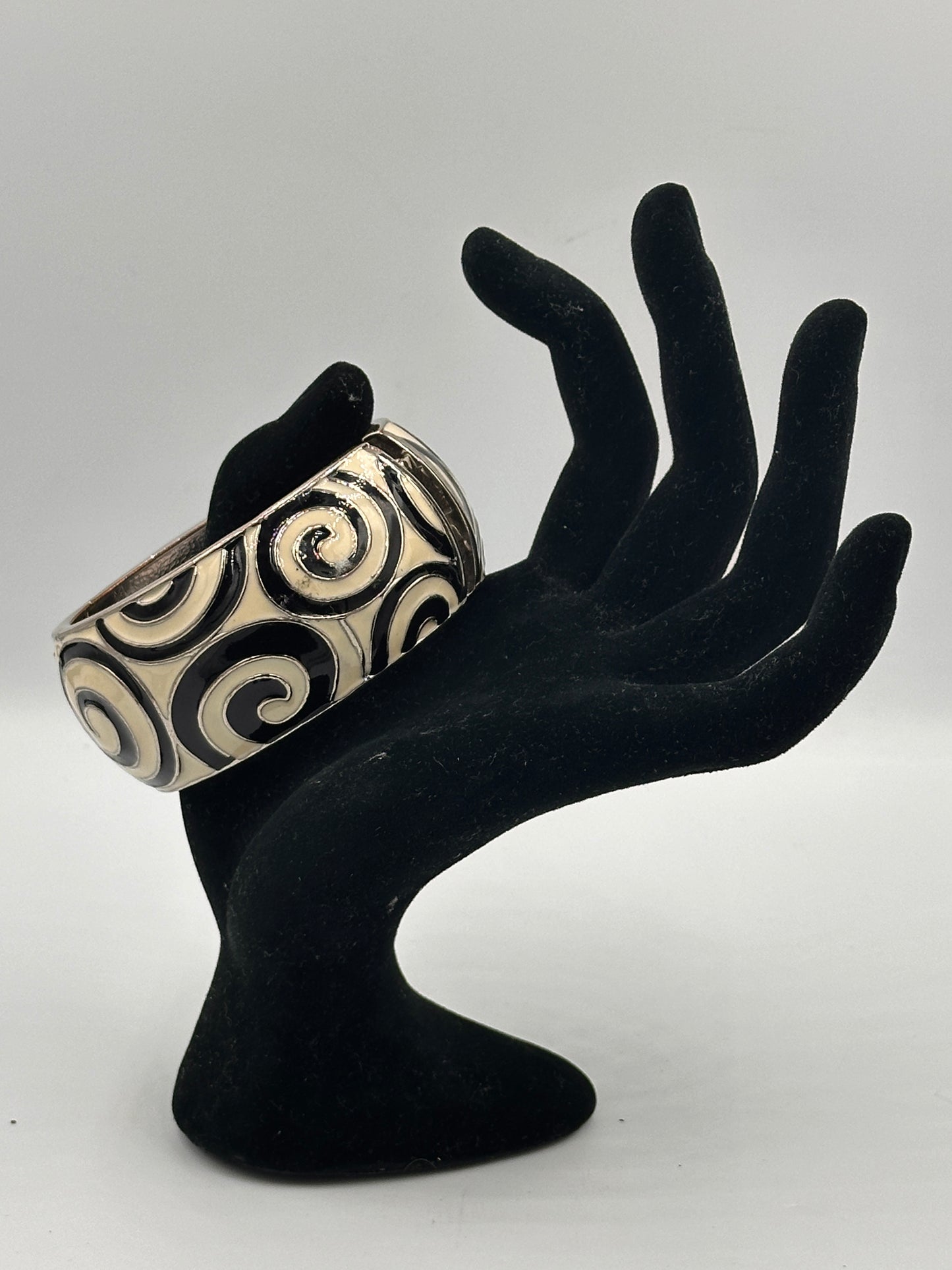 Eleganter Vintage-Armreif mit Federscharnier