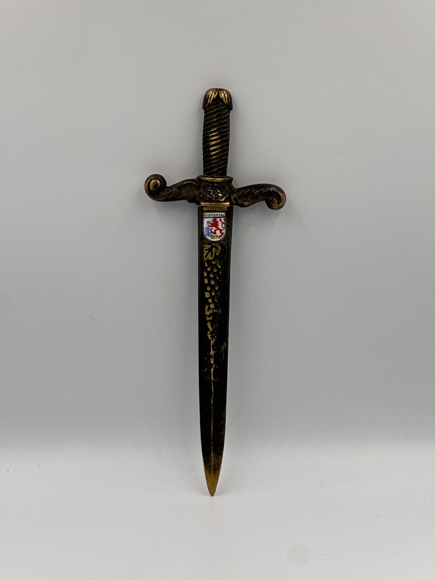 Antiker Flaschenöffner in Dolchform im Art Deco Design mit Wuppertaler Wappen