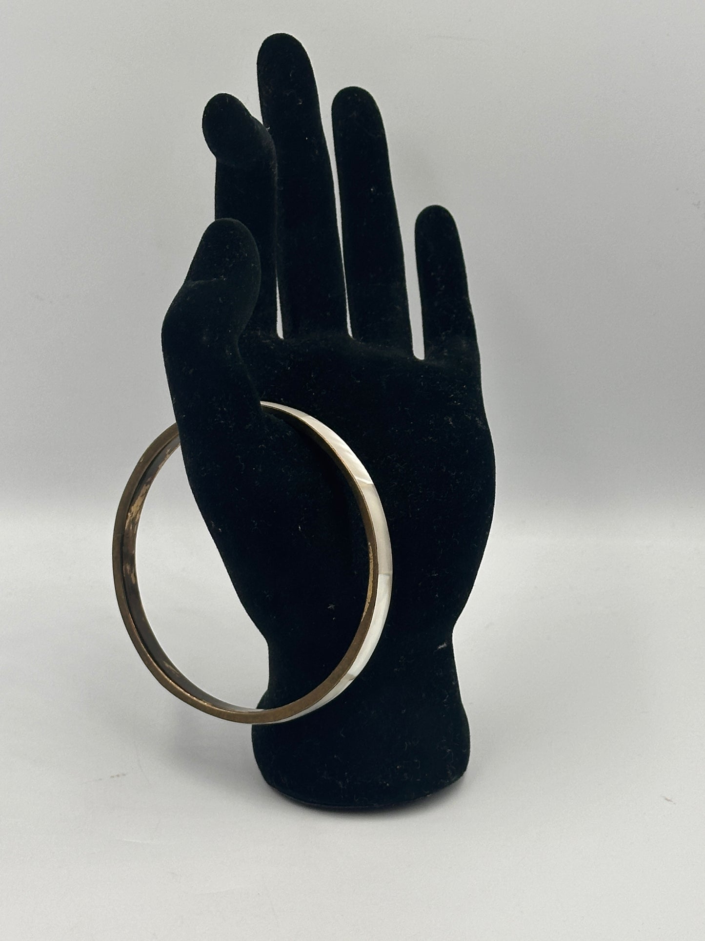 Vintage Goldfarbener Armreif mit Weißer Schale