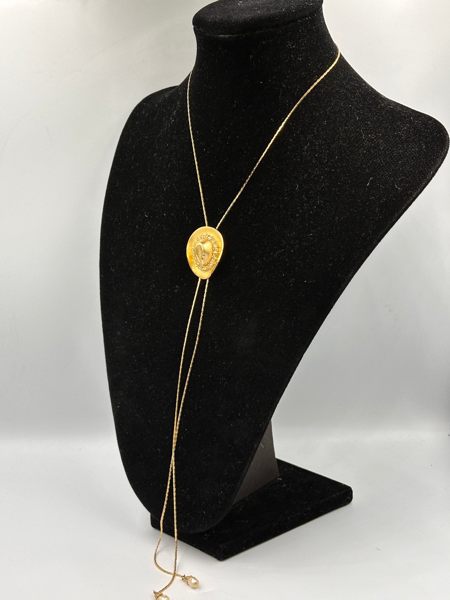 Vintage Vergoldete Halskette mit Cowboy Hut und Zirkonia Steinen