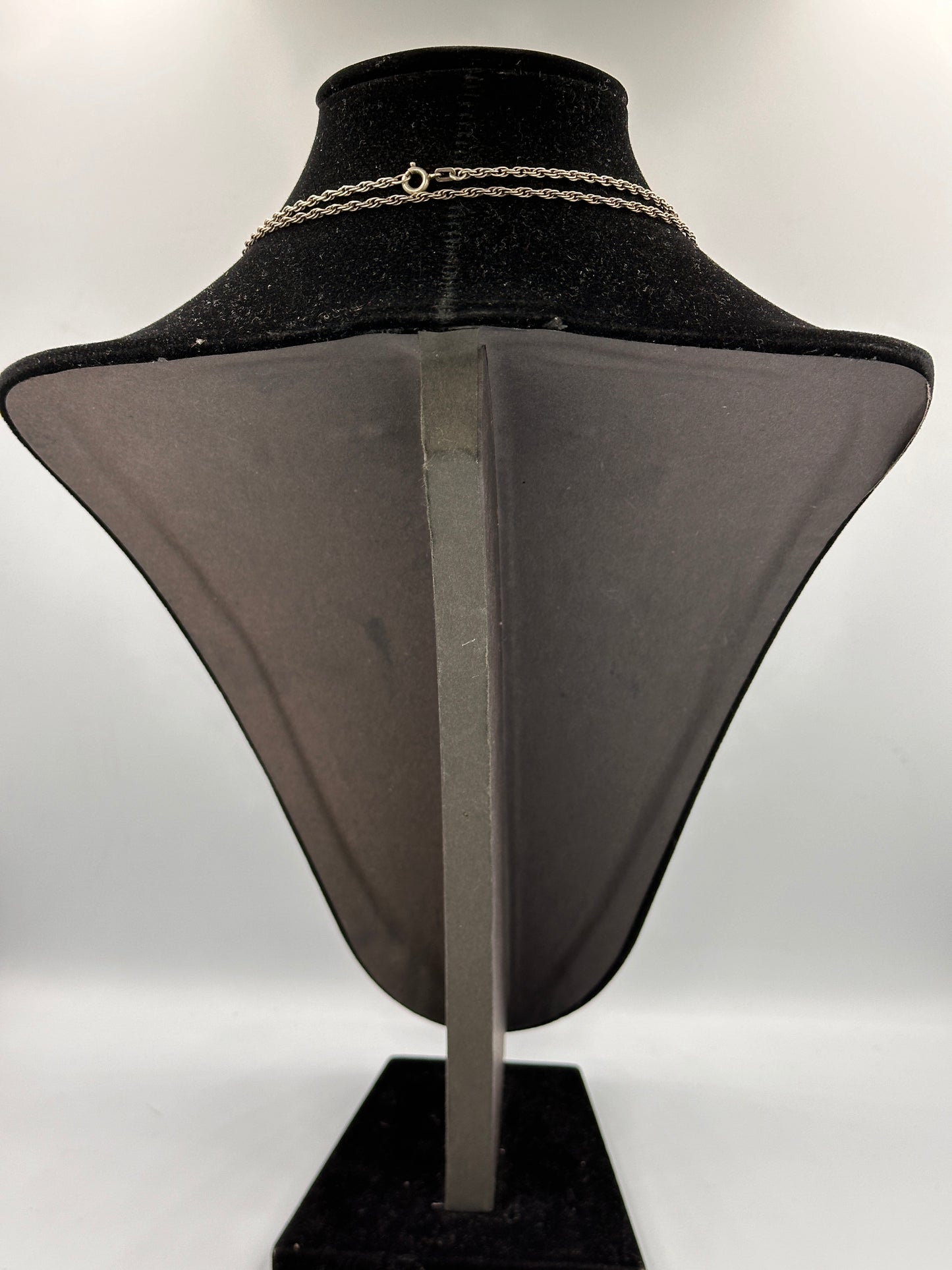 Silber Halskette mit Art-Deco-Anhänger und Granatsteinen