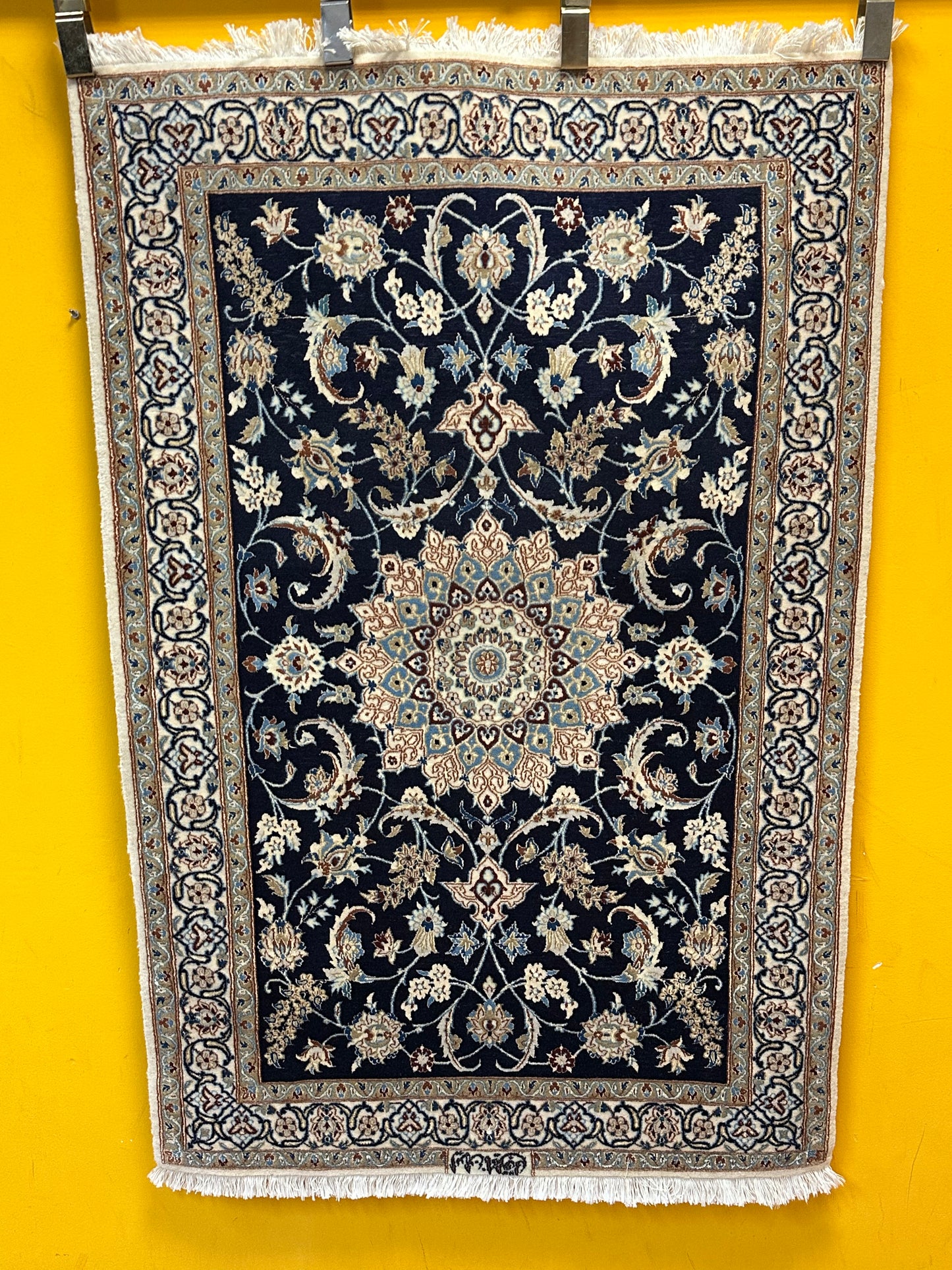 Perser Teppich Nain – Handgeknüpft aus Korkwolle & Seide – 134 x 90 cm