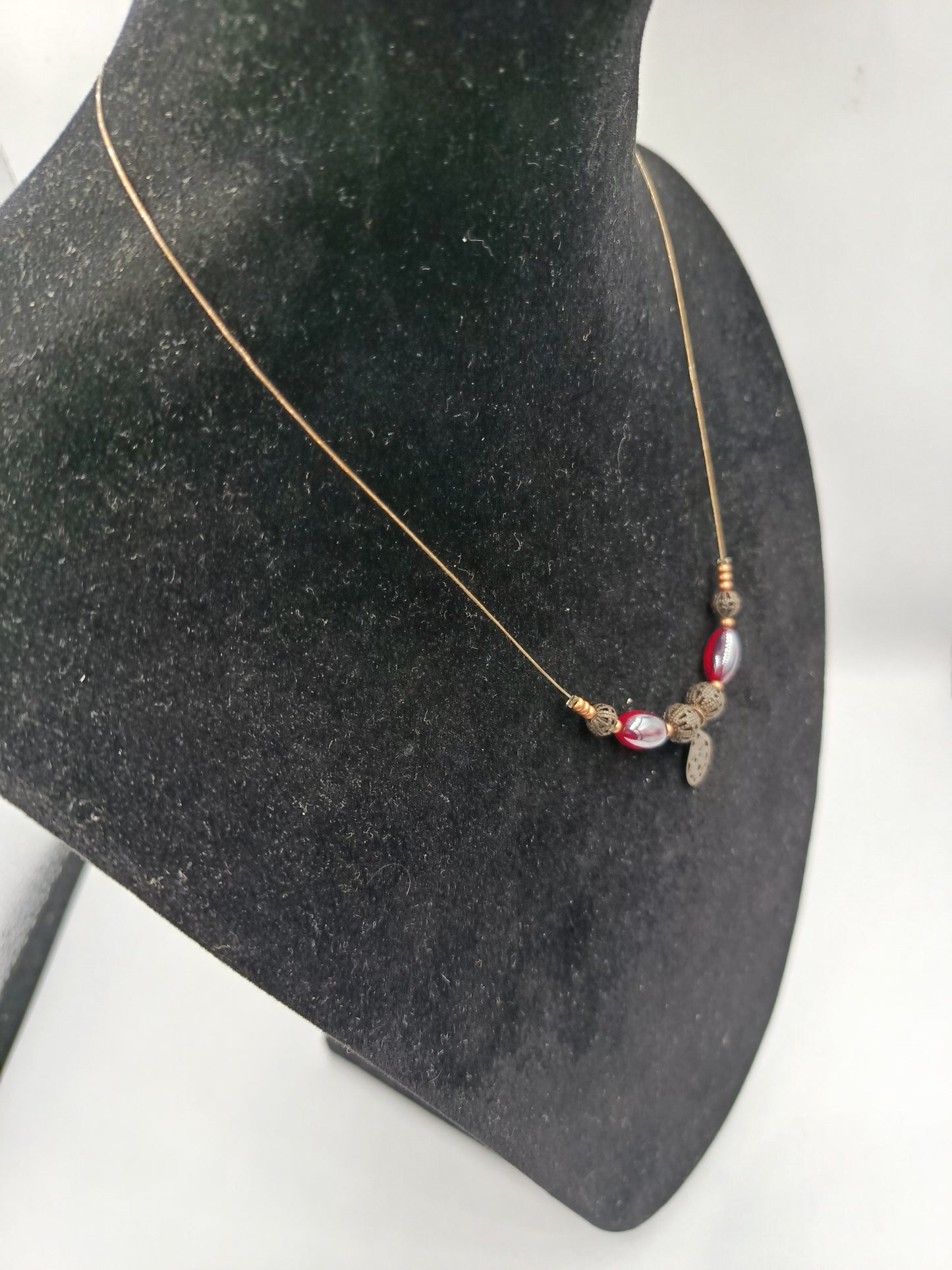 Feines Collier mit roten Glasperlen und filigranem Anhänger