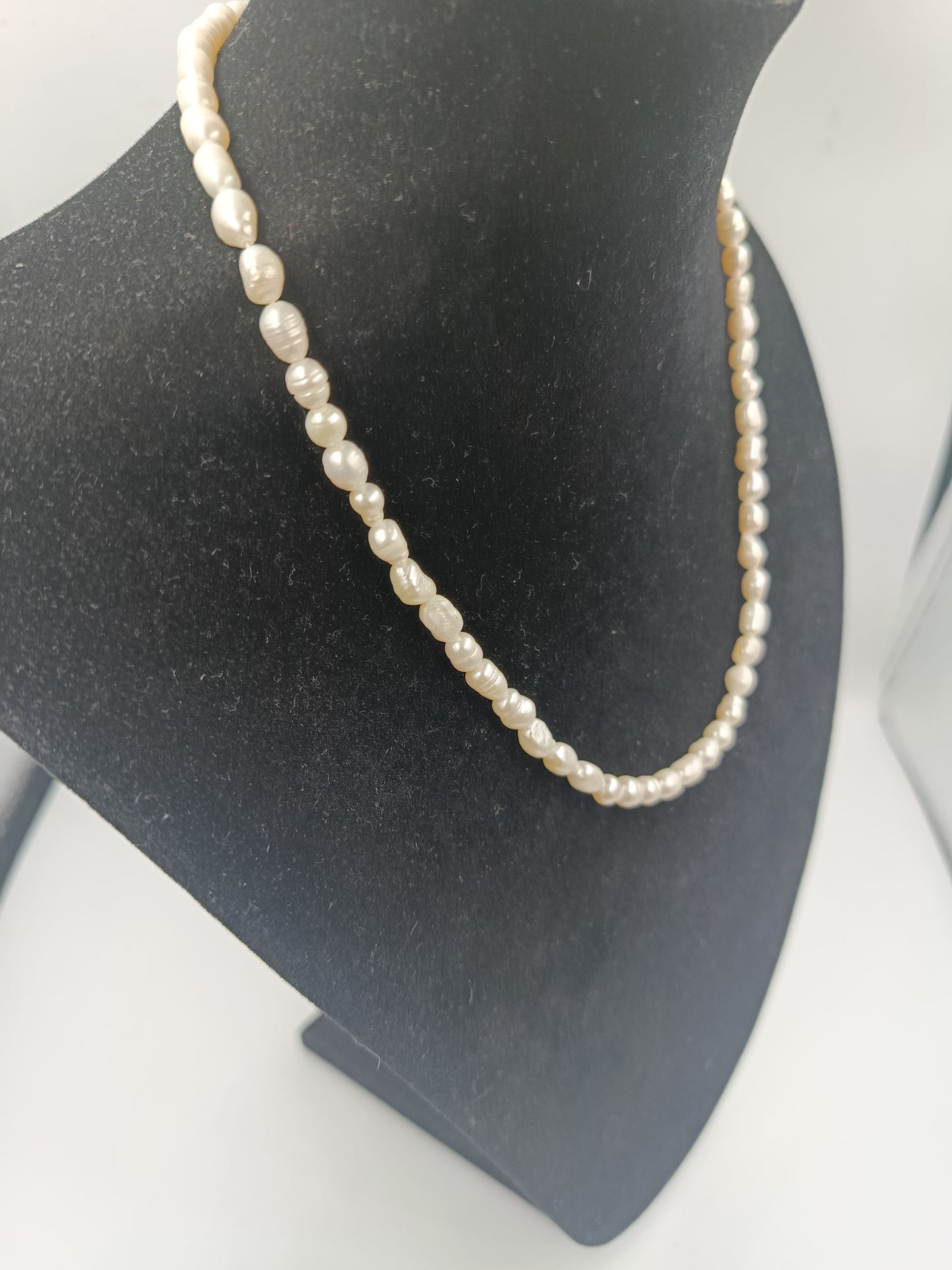 Zartes Perlen-Collier mit Verlängerungskette