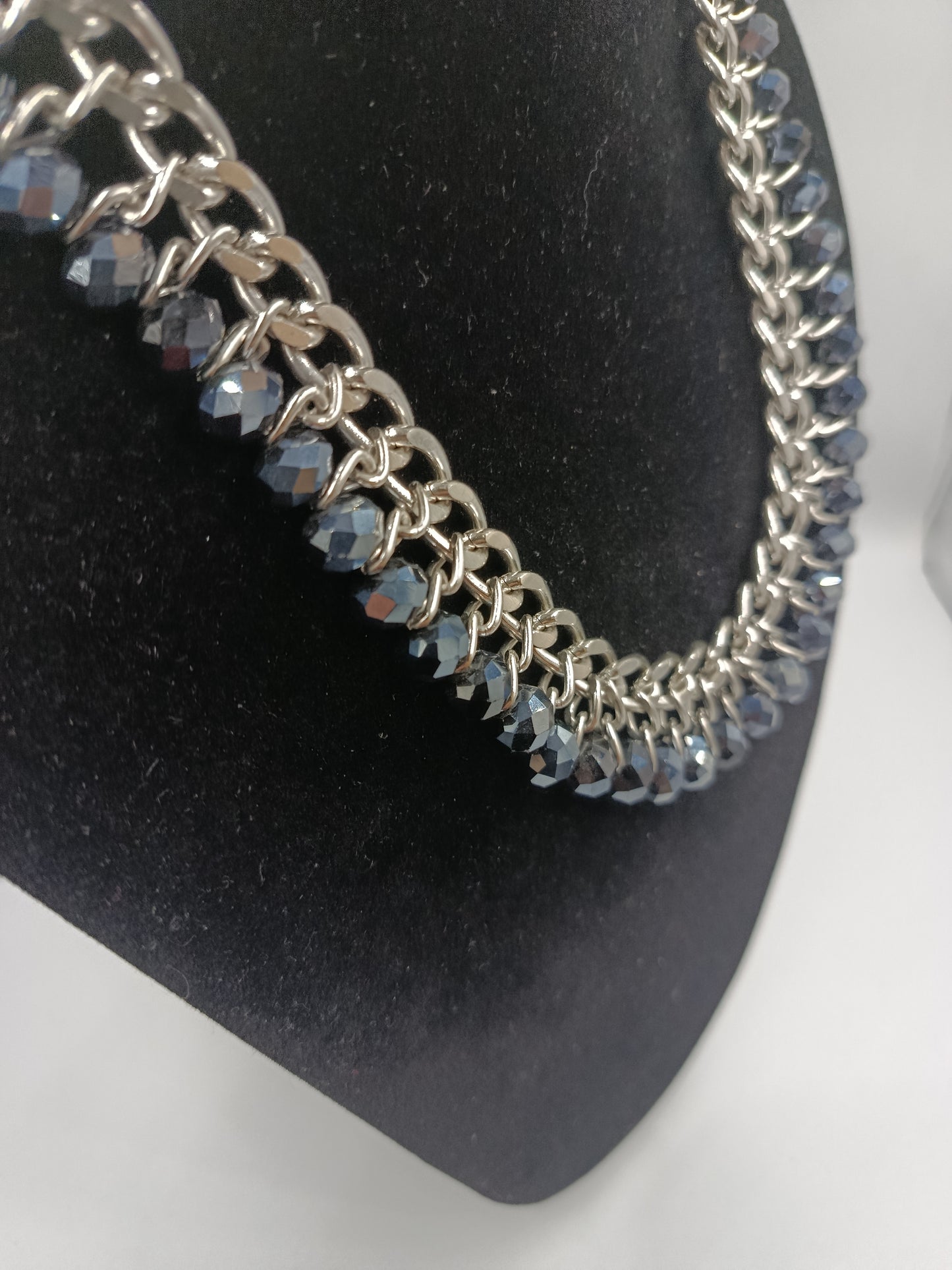 Statement-Collier mit blauen Kristallperlen und silberfarbener Gliederkette