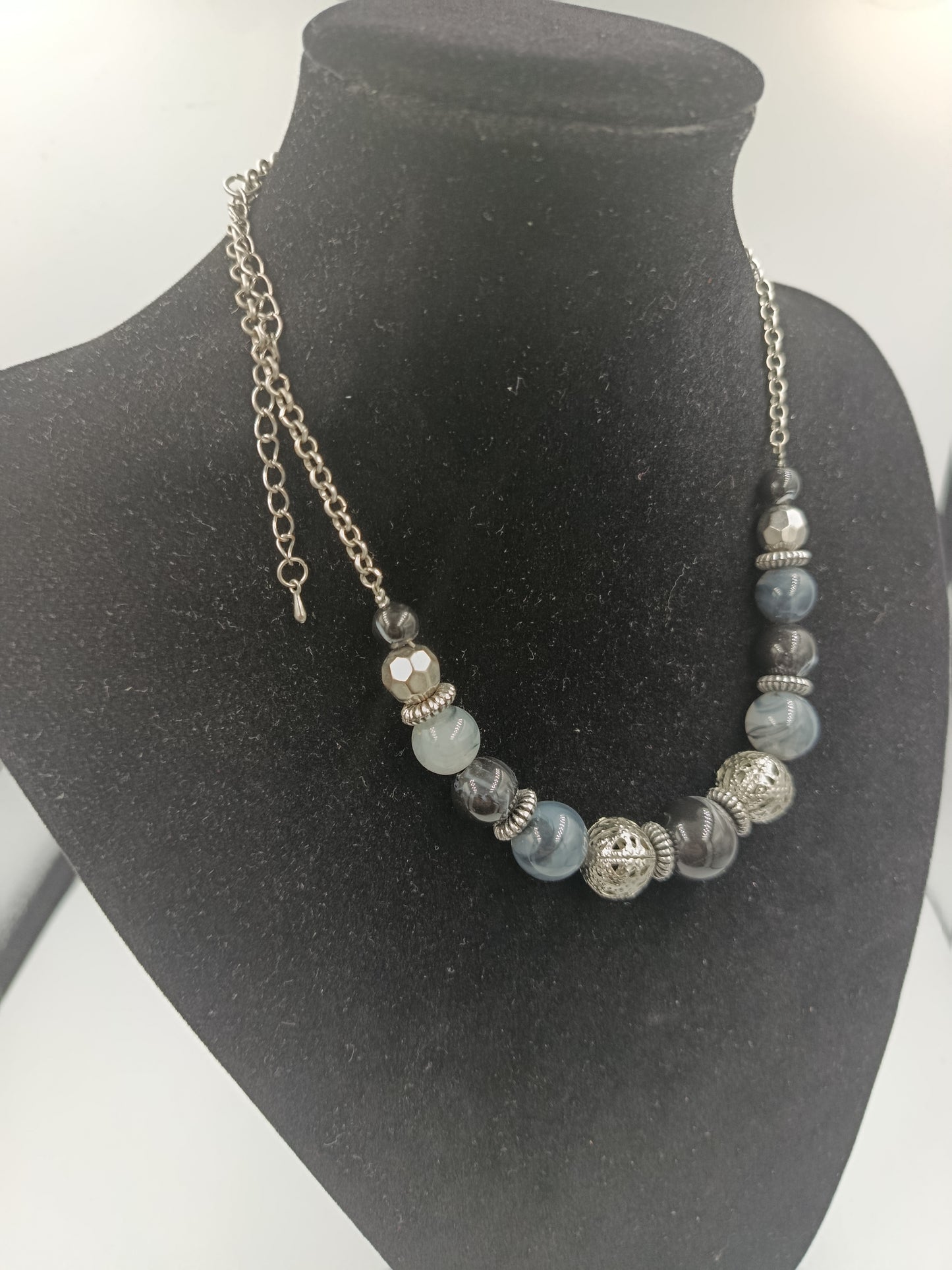 Modernes Collier mit Glas- und Metallperlen