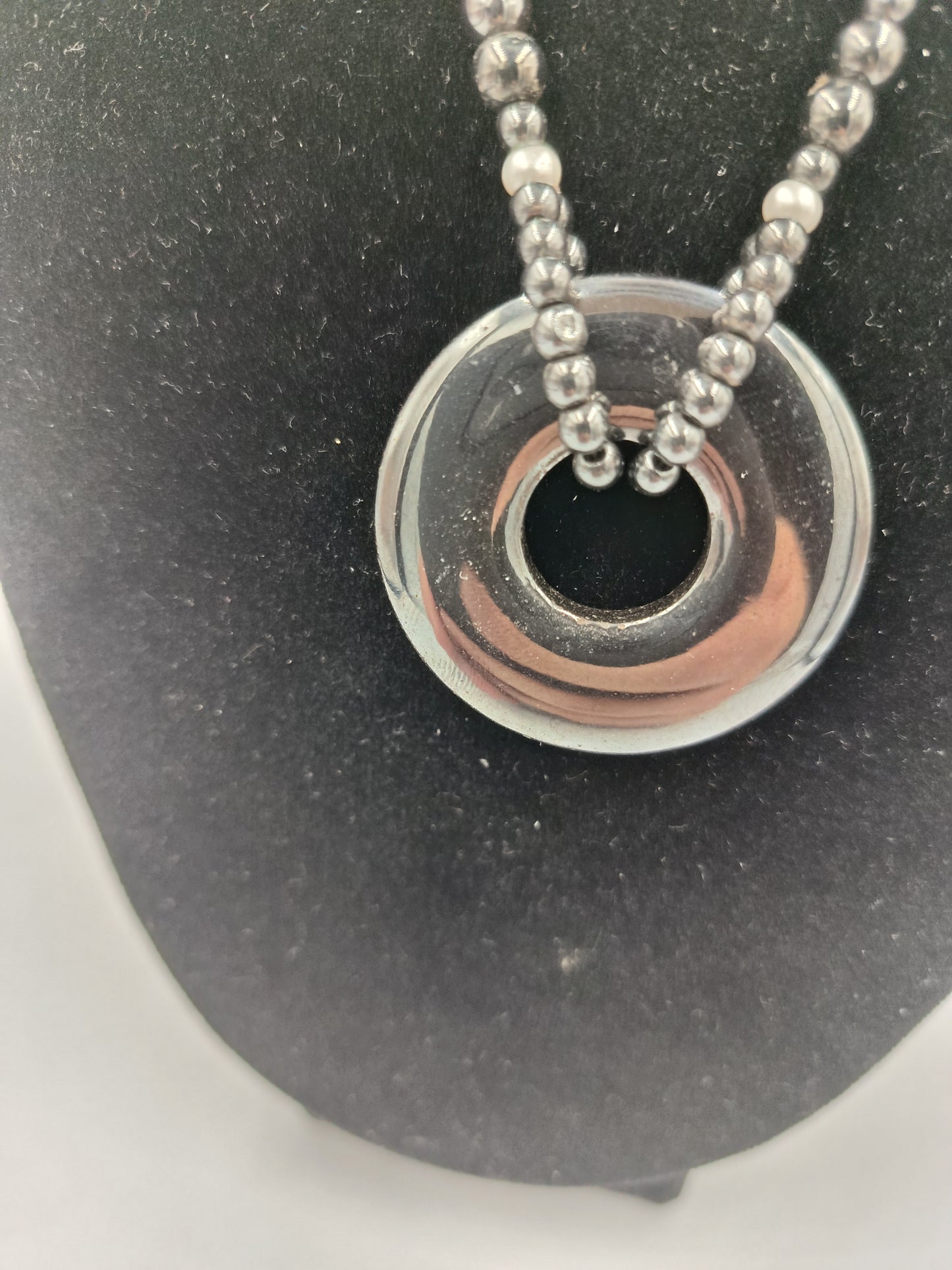 Markantes Hämatit-Collier mit großem Rundanhänger