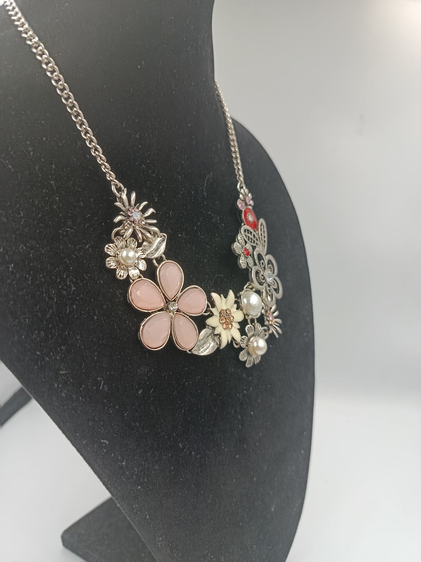 Romantische Statement-Kette mit floralen Verzierungen und Perlen