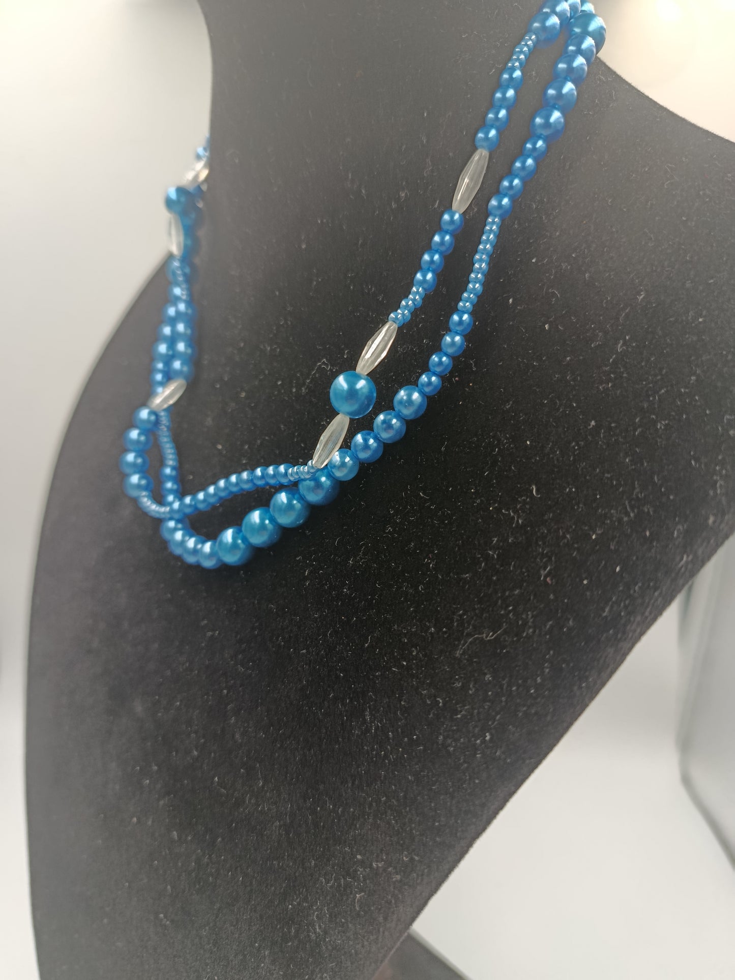 Zarte Vintage-Perlenkette in strahlendem Blau