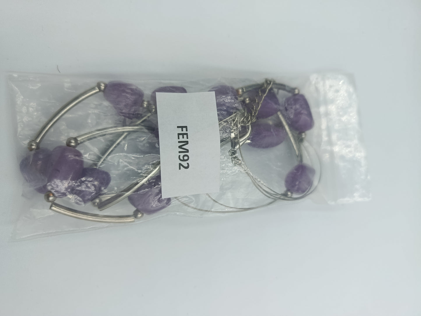 Moderne Halskette mit Lila Steinen und Metallbögen