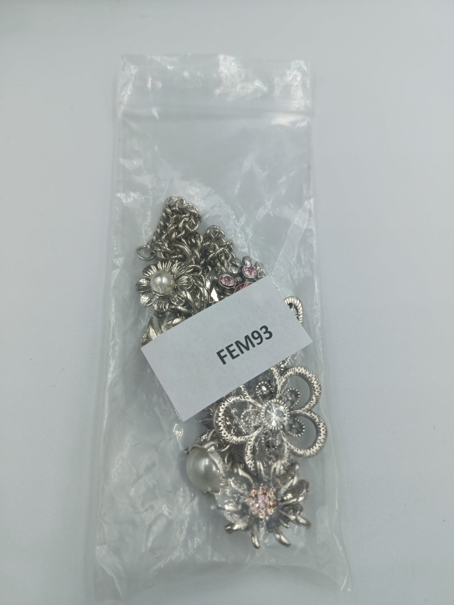 Romantische Statement-Kette mit Blumen und Perlen