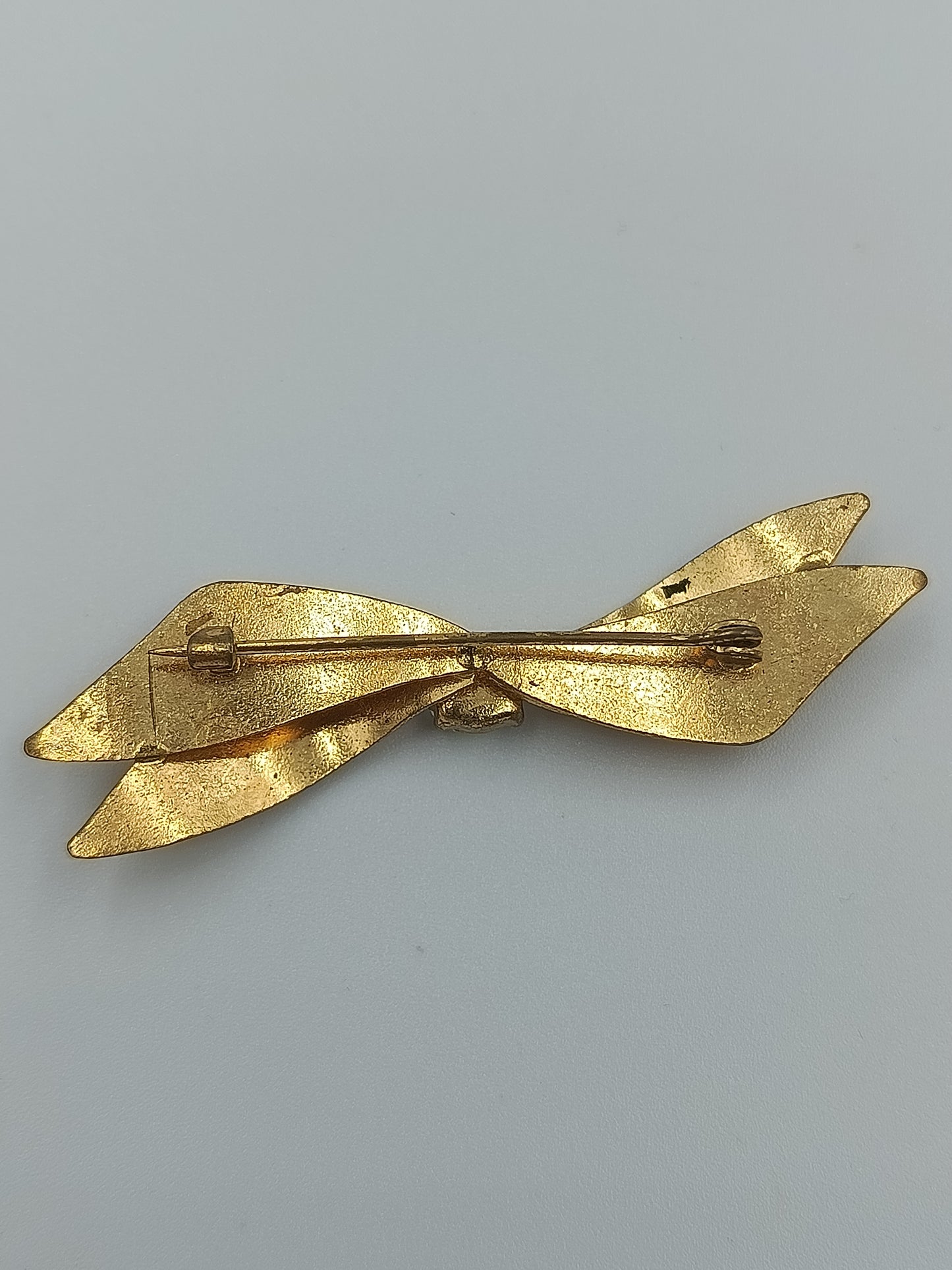 Antike Goldfarbene Brosche in Schleifenform mit Strass