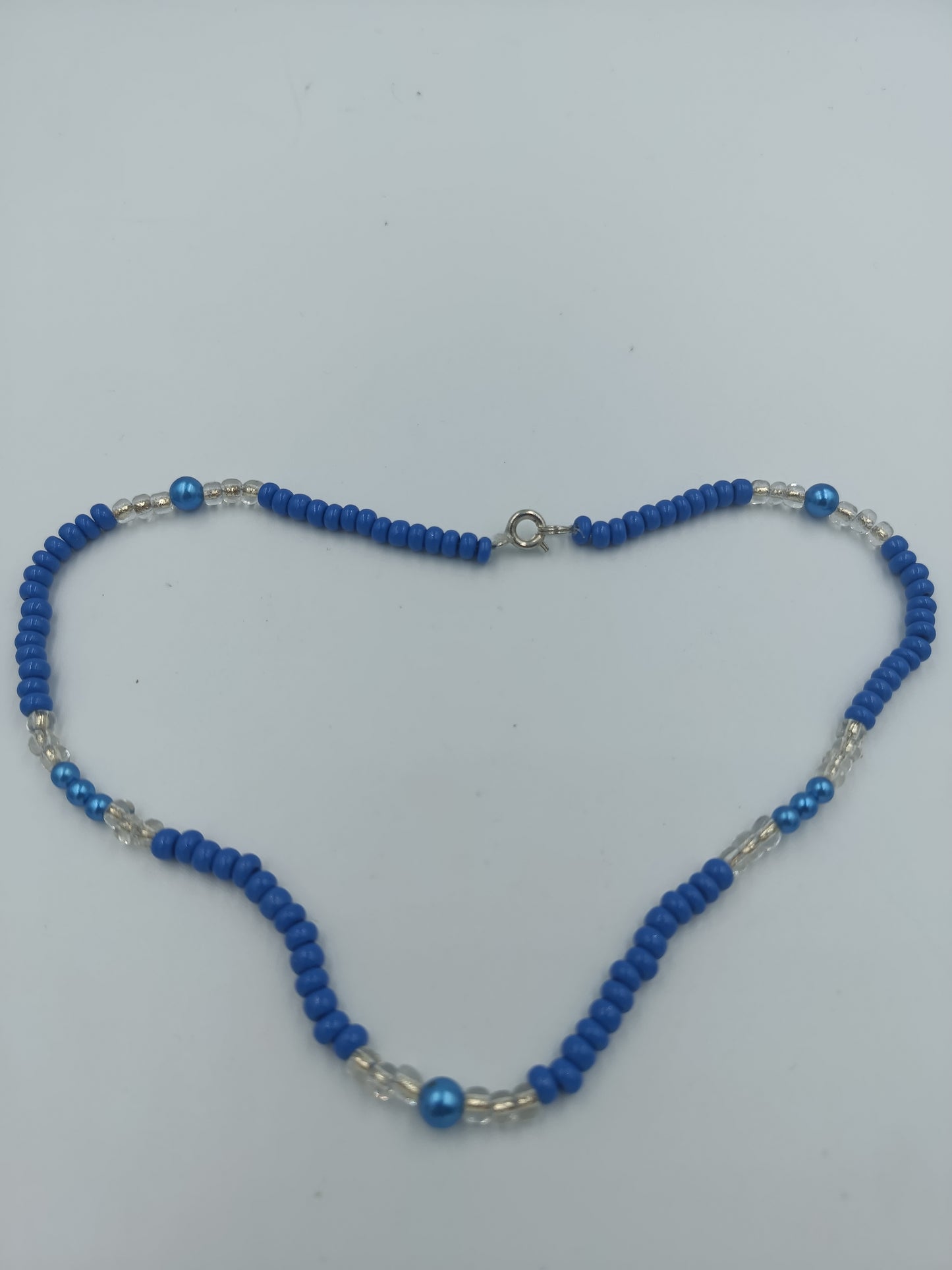 Blaue Perlenkette mit Glas-Elementen