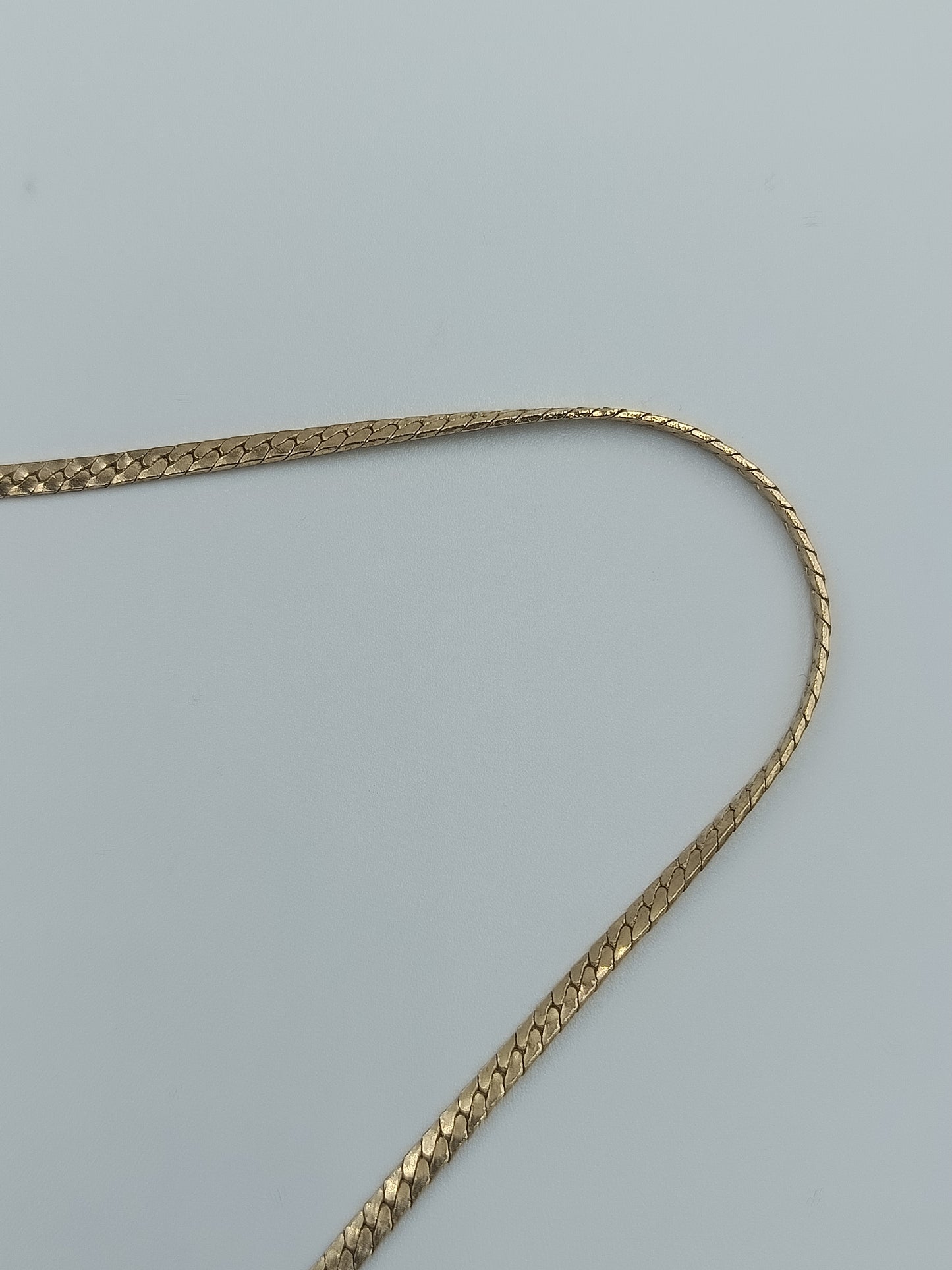 Goldfarbene Halskette mit Zier-Element