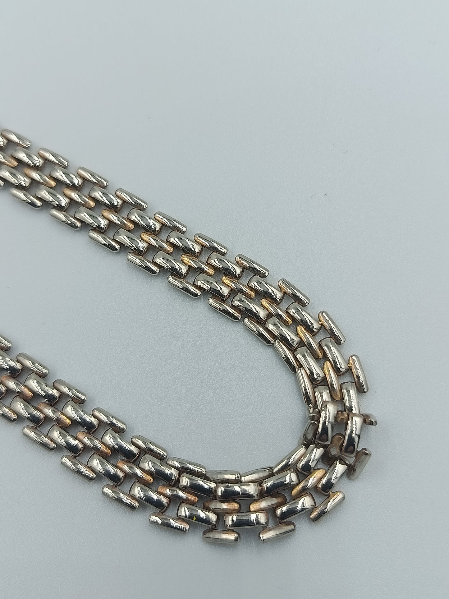 Silberfarbene Gliederkette