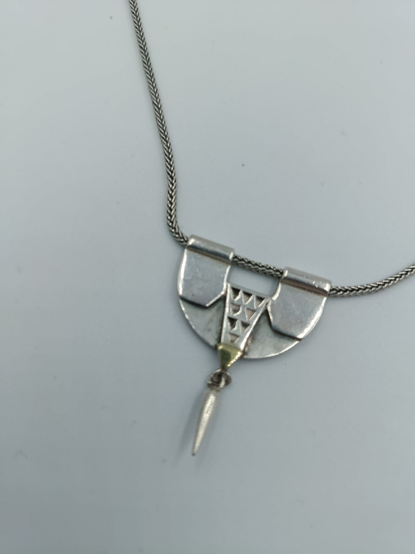 925er Silberkette mit modernistischem Anhänger