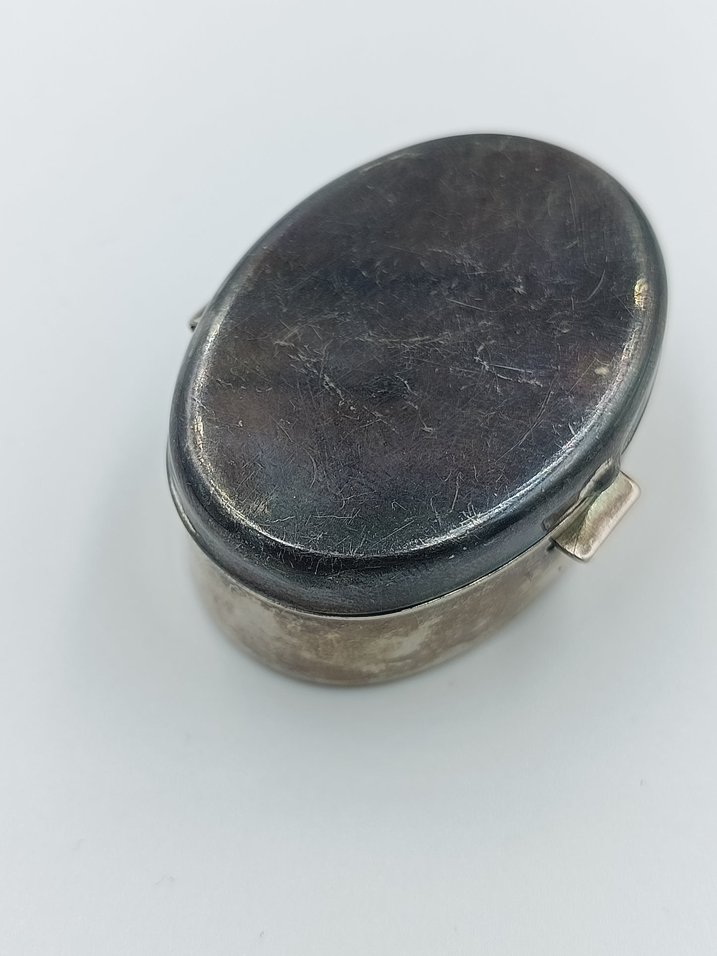 Ovale Vintage-Dose aus versilbertem Metall