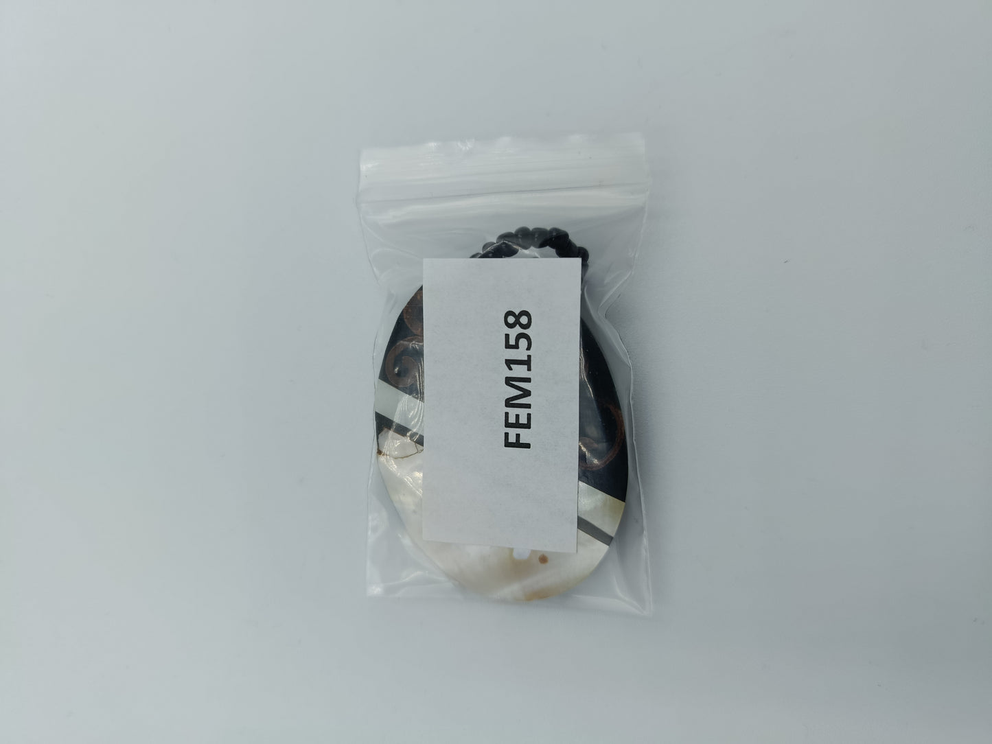 Ethno-Anhänger aus Perlmutt und Holz