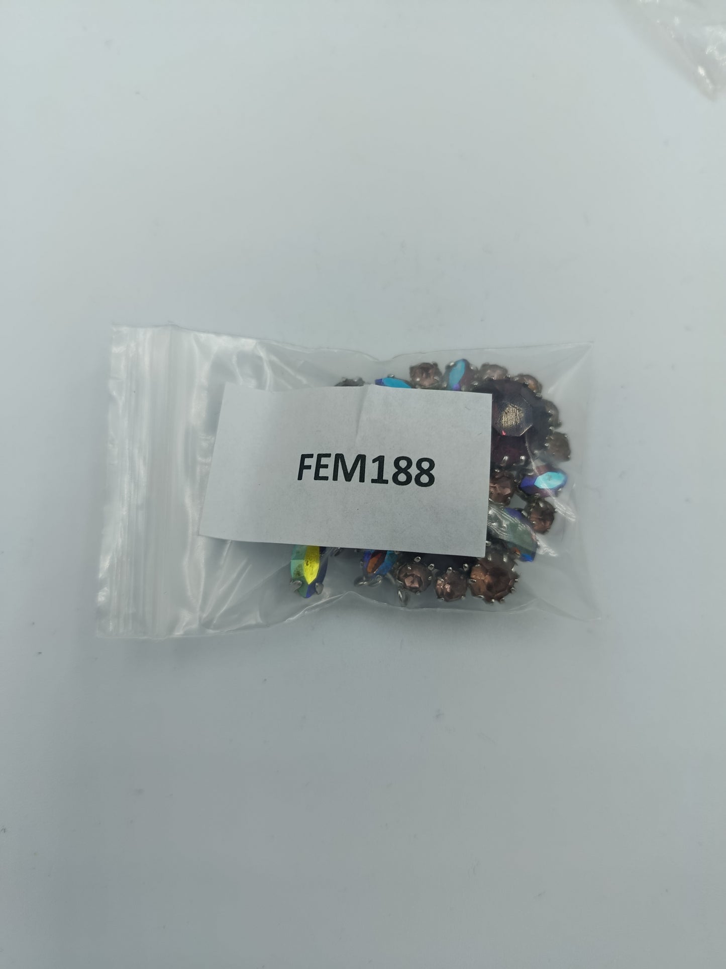 Vintage Strassbrosche in Rot- und Violetttönen