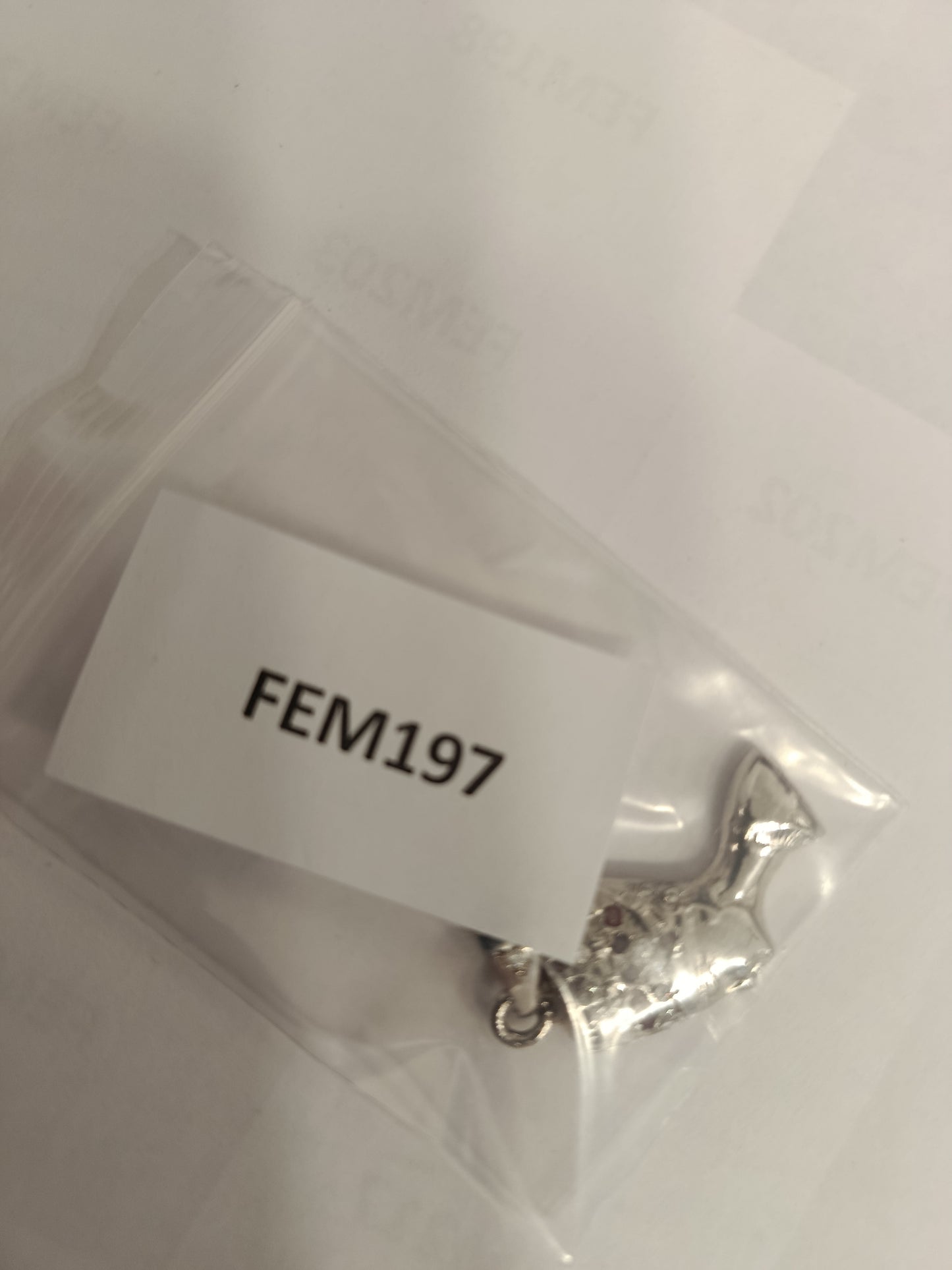 Silberfarbener Anhänger „Nofretete“ mit roten und klaren Steinen