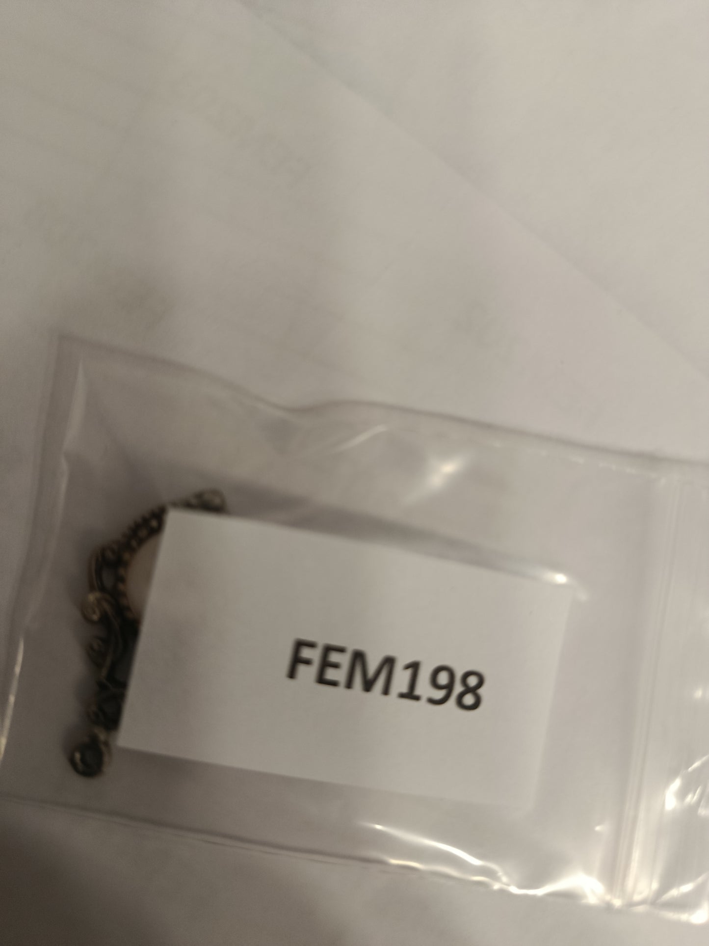 Antiker Anhänger mit weißem Cabochon