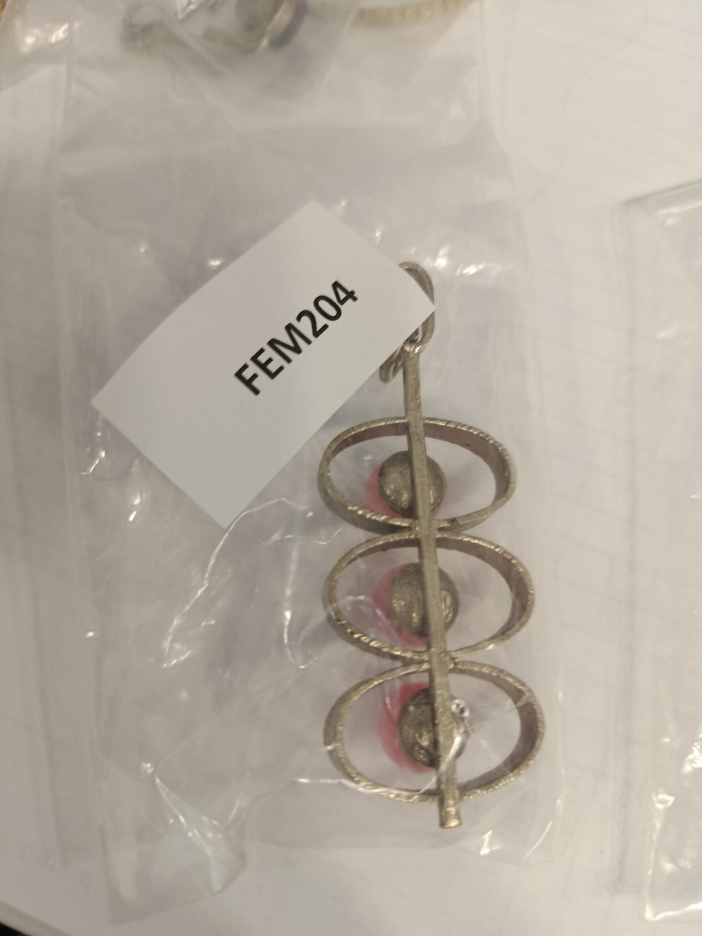 Vintage-Anhänger mit drei rosa Cabochons