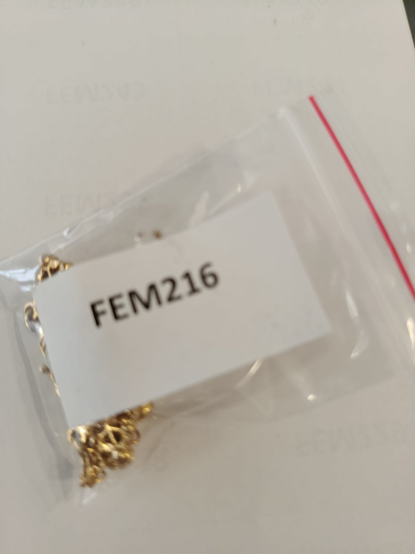 Goldfarbene Kamee-Brosche mit Kette