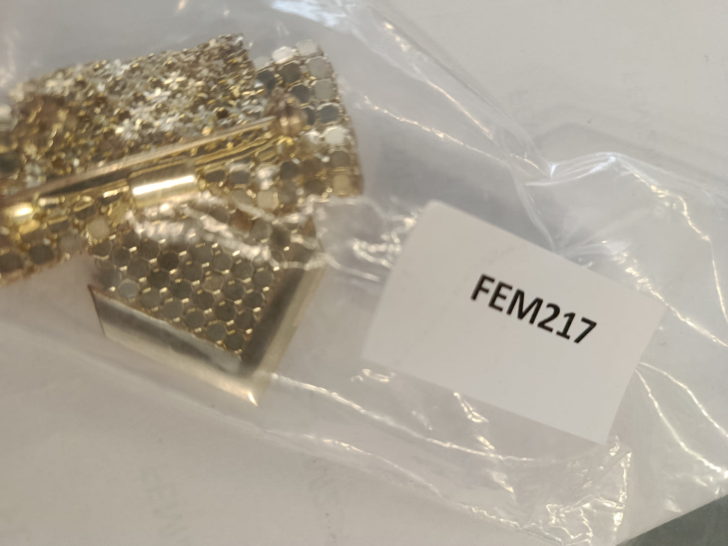 Goldfarbene Brosche mit Schleife und Mesh-Anhänger