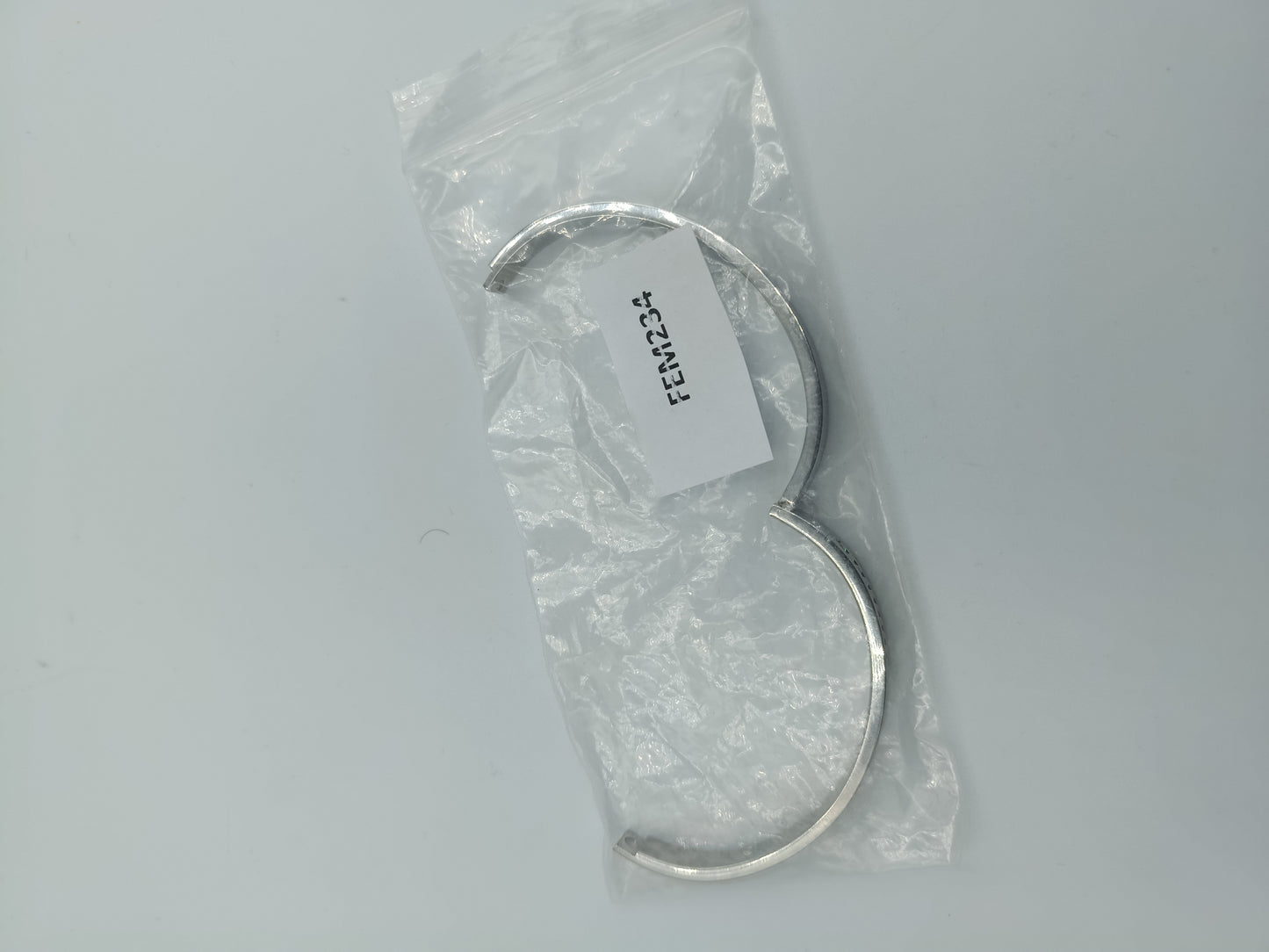 Silberfarbenes Armreif-Armband mit Strassreihe