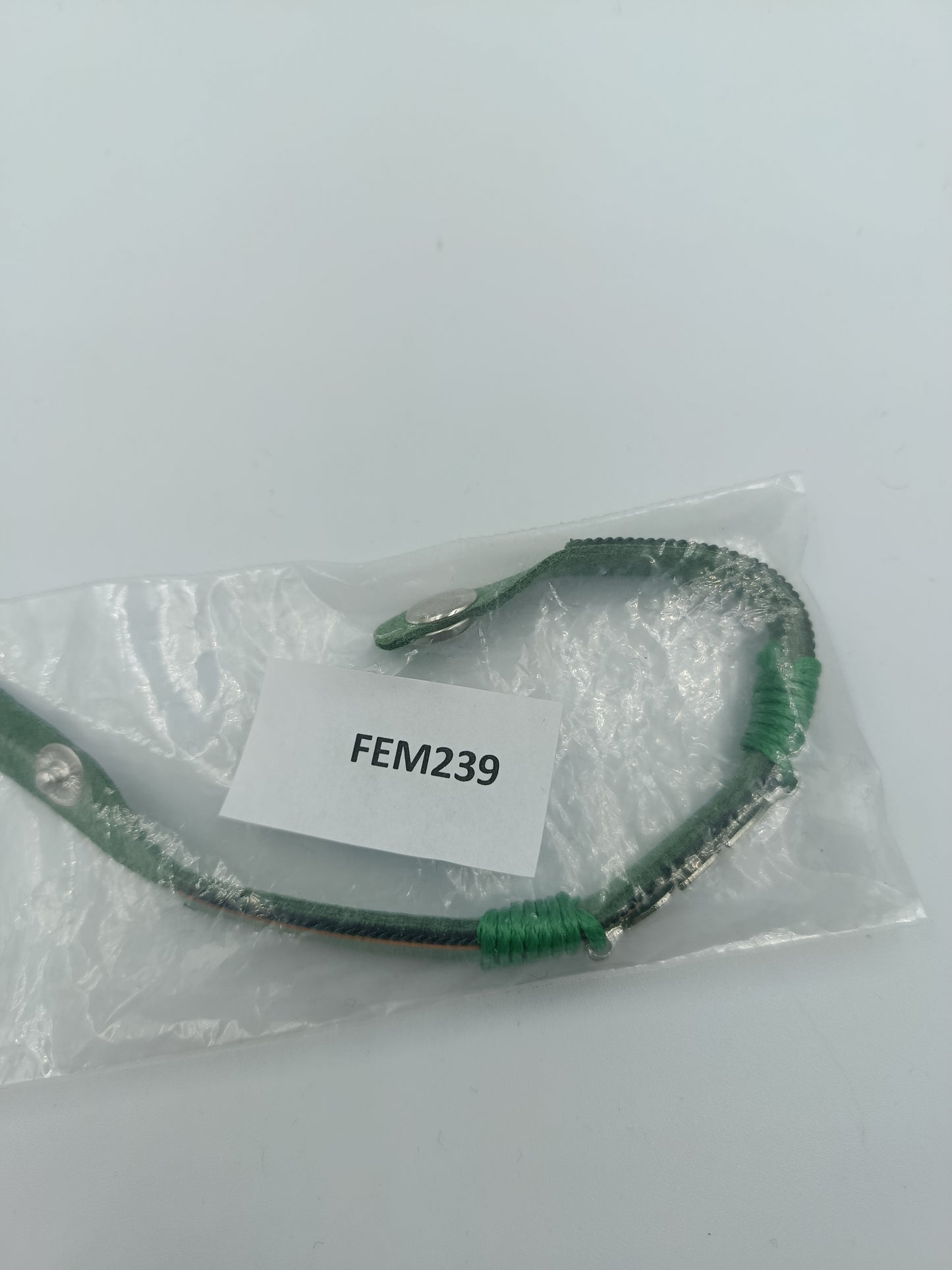 Grünes Lederarmband mit Feder-Element