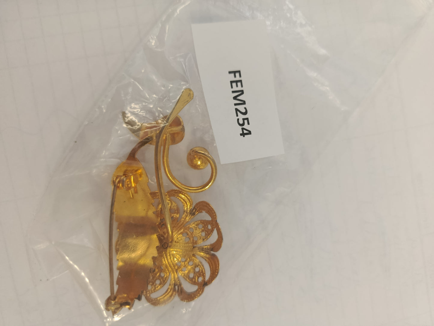 Goldfarbene Vintage-Brosche mit Perlenblüten