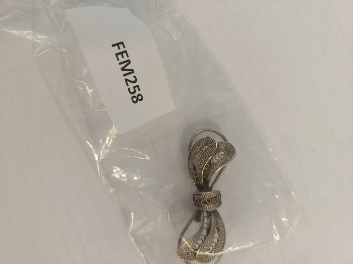 Filigrane Silberbrosche in Schleifenform