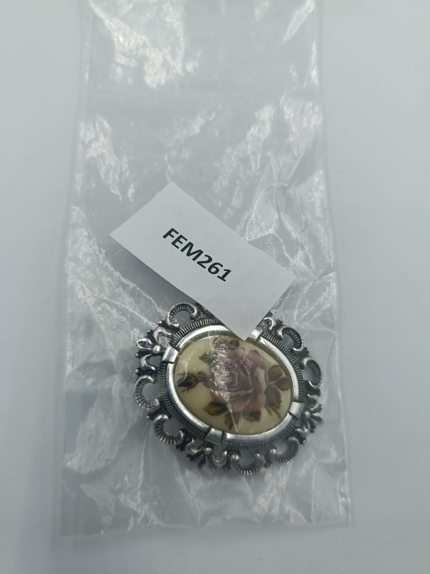 Vintage-Brosche mit Rosenmotiv im Silberrahmen