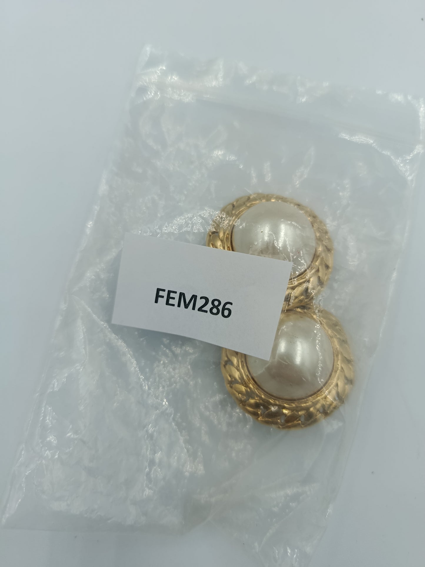 Klassische Clip-Ohrringe mit großen Perlen in Goldoptik