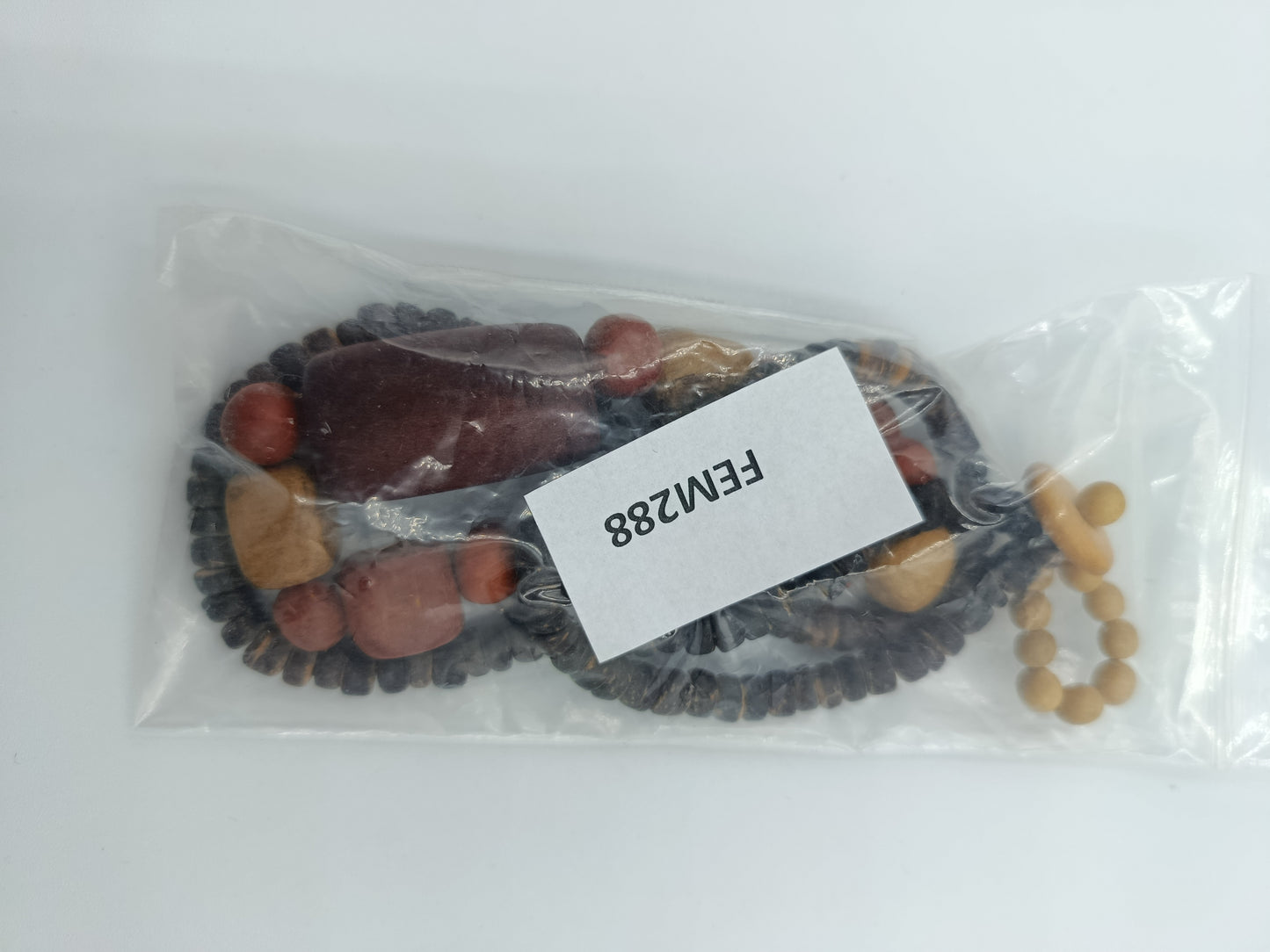 Naturbelassene Halskette aus Holzperlen